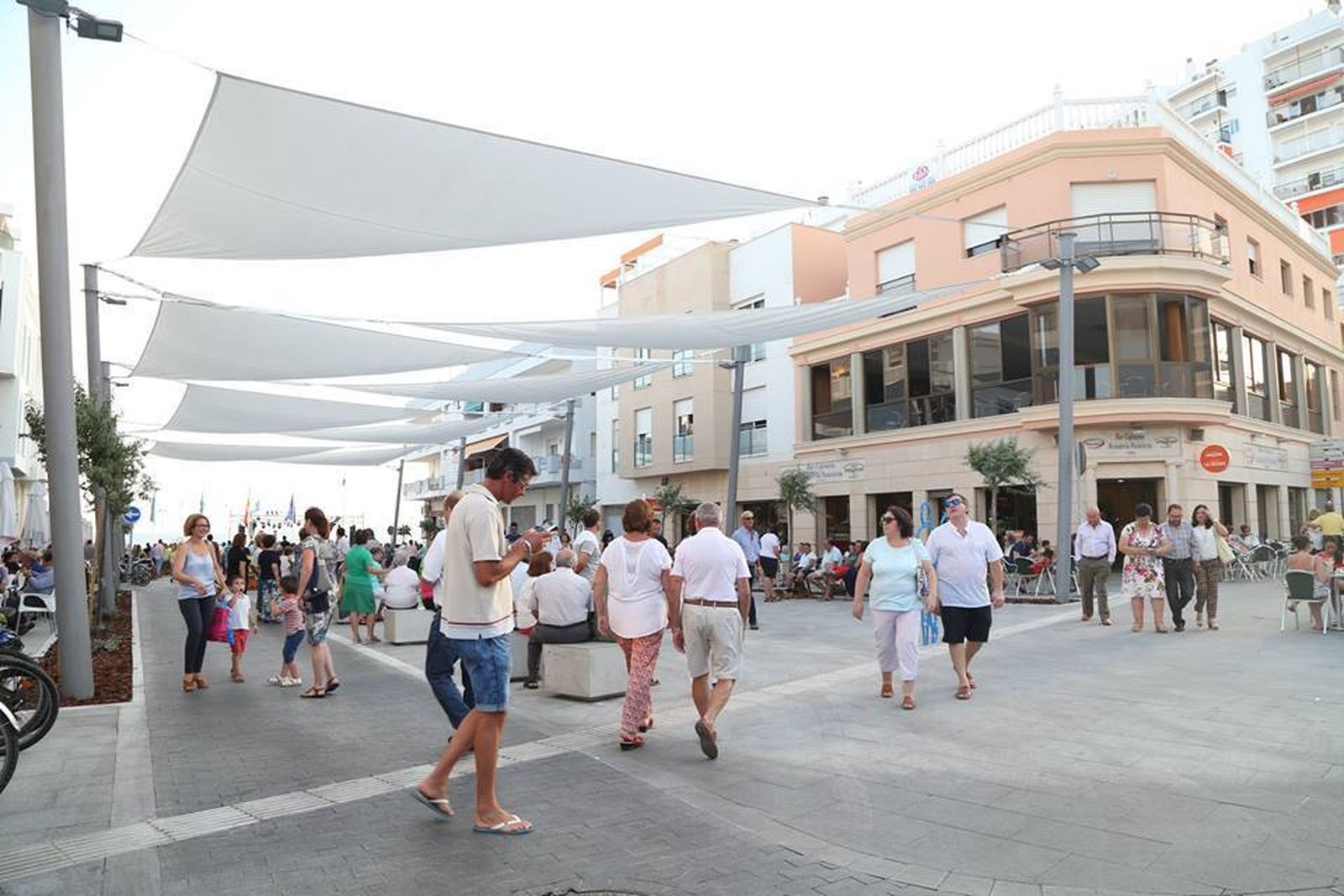 Una vista panorámica de la céntrica plaza Jesús Nazareno, ubicada junto a la playa de La Costilla.