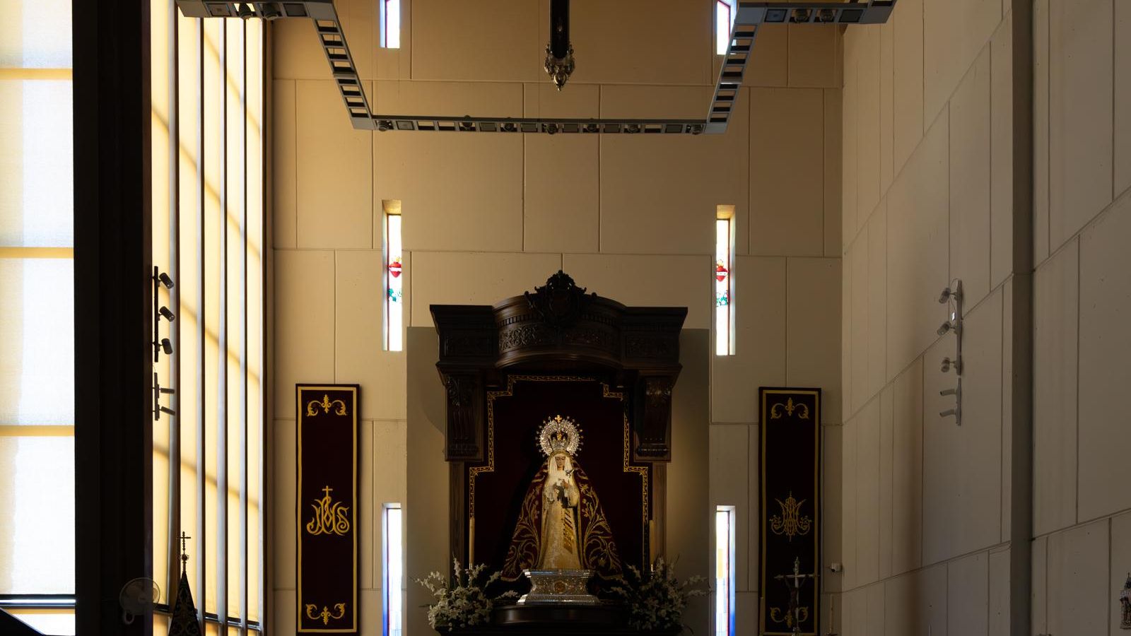 Presbiterio de la iglesia de San José con el retablo de la Virgen de los Dolores.