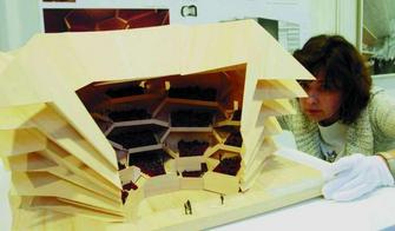 1. El proyecto ganador, 'Granatum'. 2. La maqueta presentada por el granadino Fernández-Alonso y Mangado. 3. La idea de la iraquí Zaha Hadid. 4. El trabajo de Dominique Perrault. 5. Una de las maquetas españolas, la de Navarro Baldeweg.