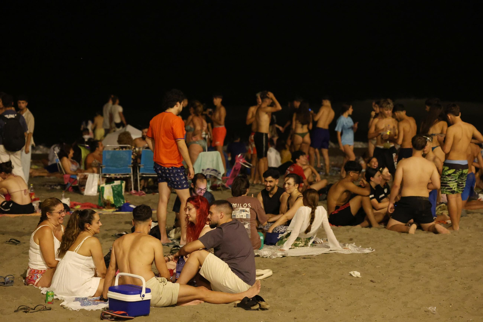 Así se vive la Noche de San Juan en la playa de la Malagueta de Málaga, en fotos