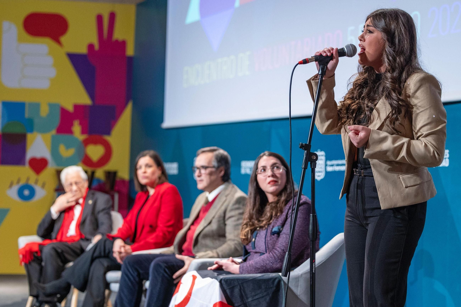 La artista isleña Lucía Baizán abrió y ceró el acto con su voz.