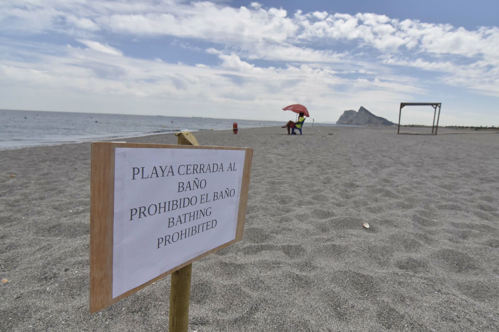Un cartel informativo, en la playa del Burgo este lunes