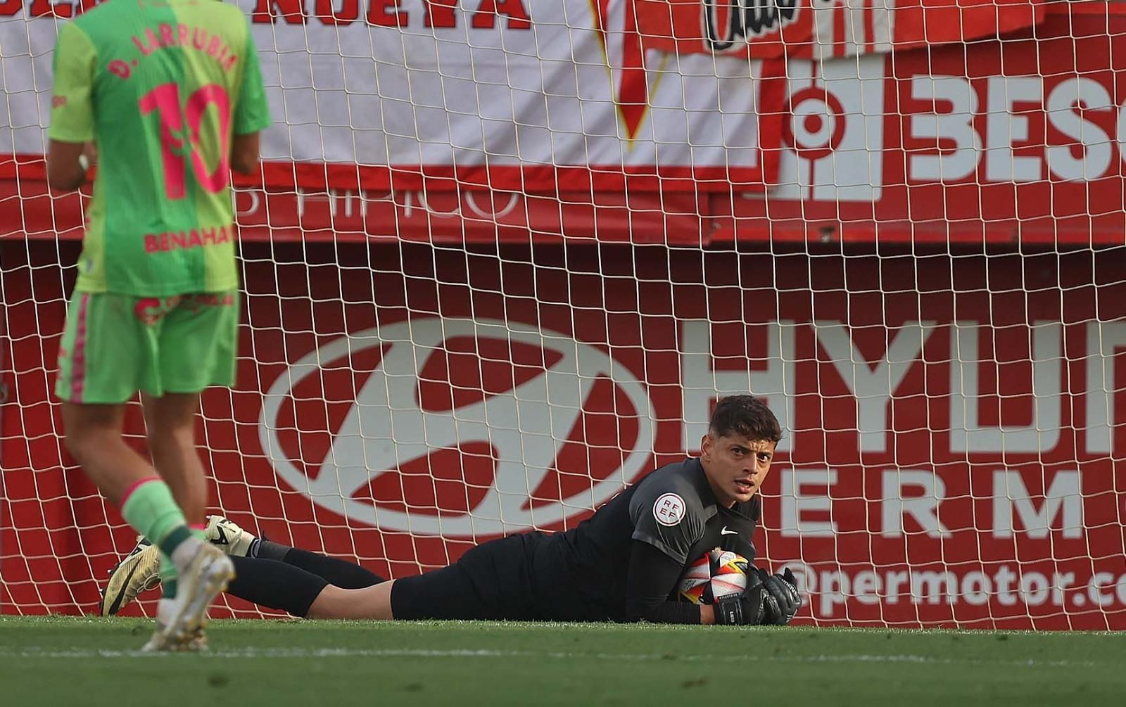 Lucho García, tras blocar un balón en el Algeciras-Málaga