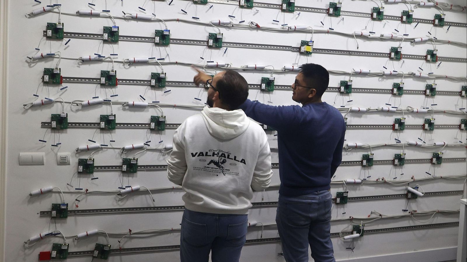 Dos trabajadores de Galgus hacen pruebas en el laboratorio de la compañía.