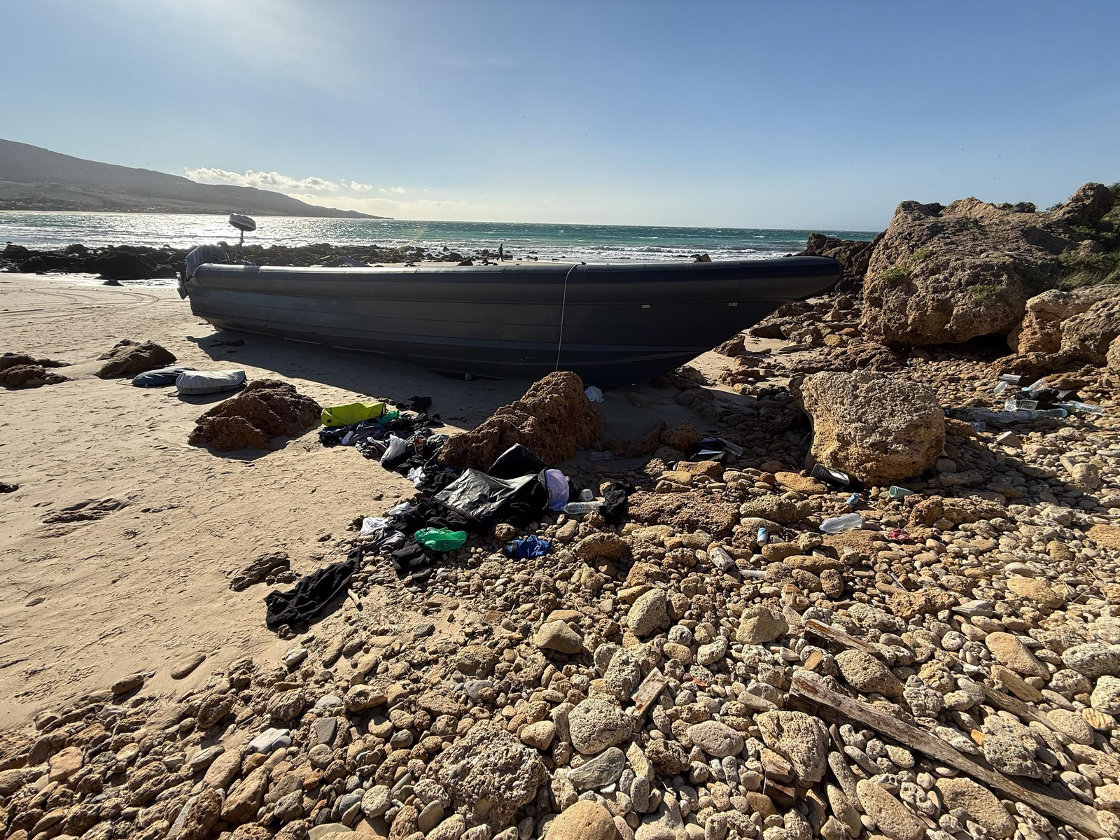 Intervienen casi 3.000 kilos de hachís en la playa de Bolonia, en imágenes