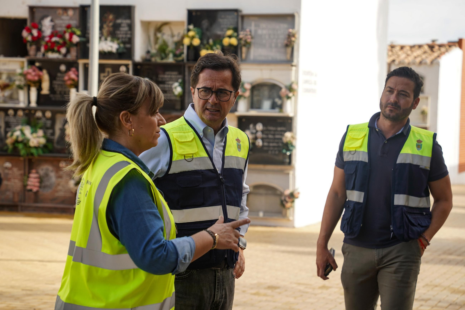 Técnicos del Ayuntamiento de El Ejido han comprobado las tareas previas al día de Todos los Santos.
