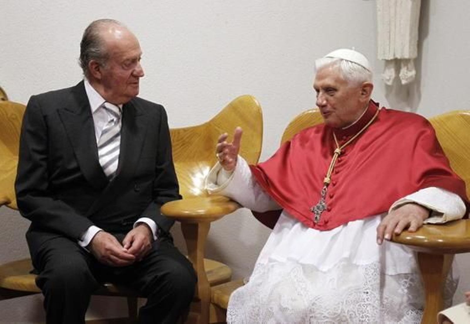 El papa Benedicto XVI bendice la Sagrada Familia de Barcelona y celebra una multitudinaria misa en su interior. 

Foto: EFE