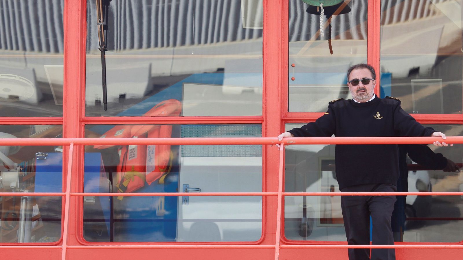 Juan Ortiz, capitán del buque, a bordo del mismo.