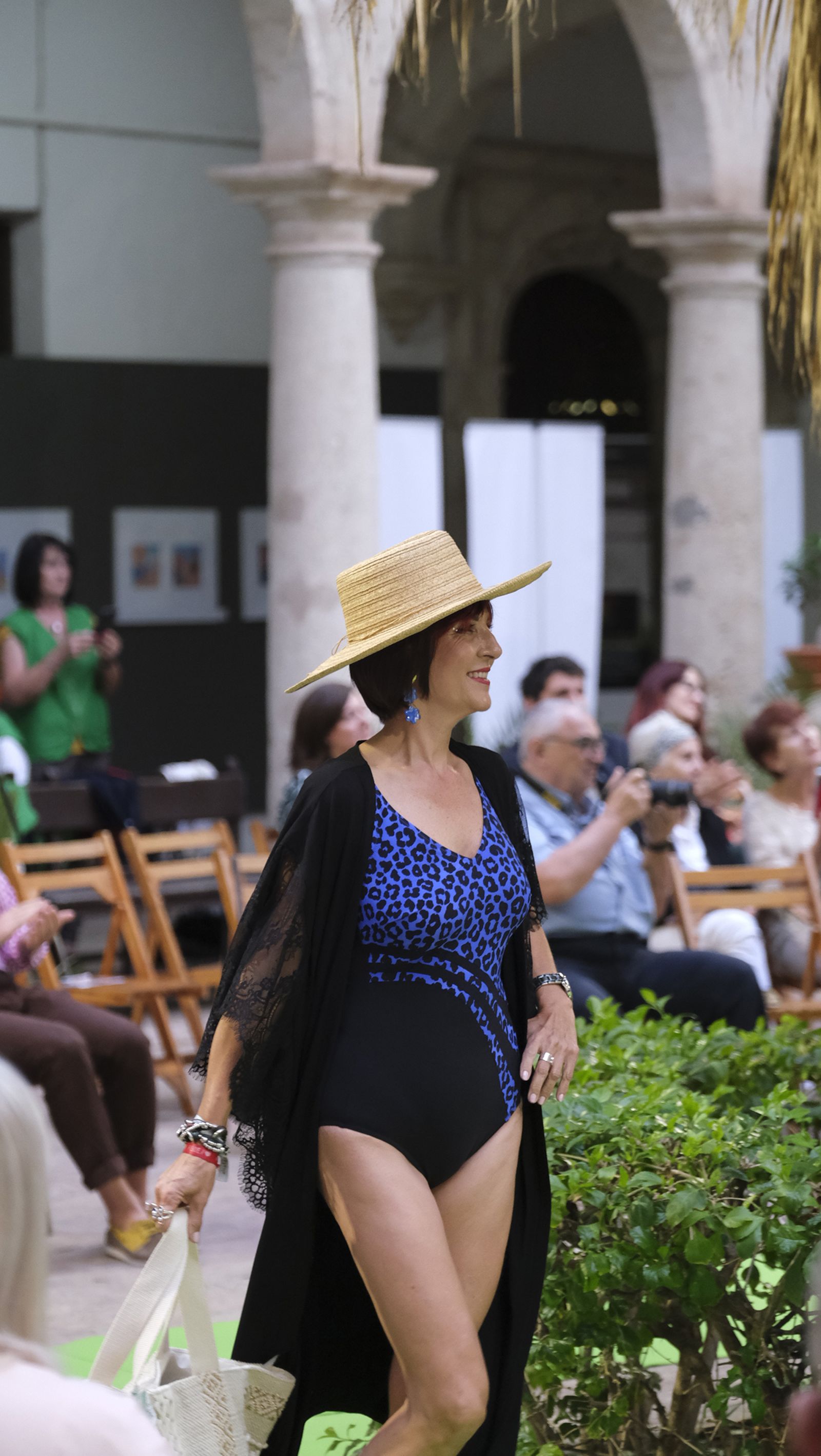 Imágenes del desfile benéfico contra el cáncer, en la Escuela de Artes de Almería
