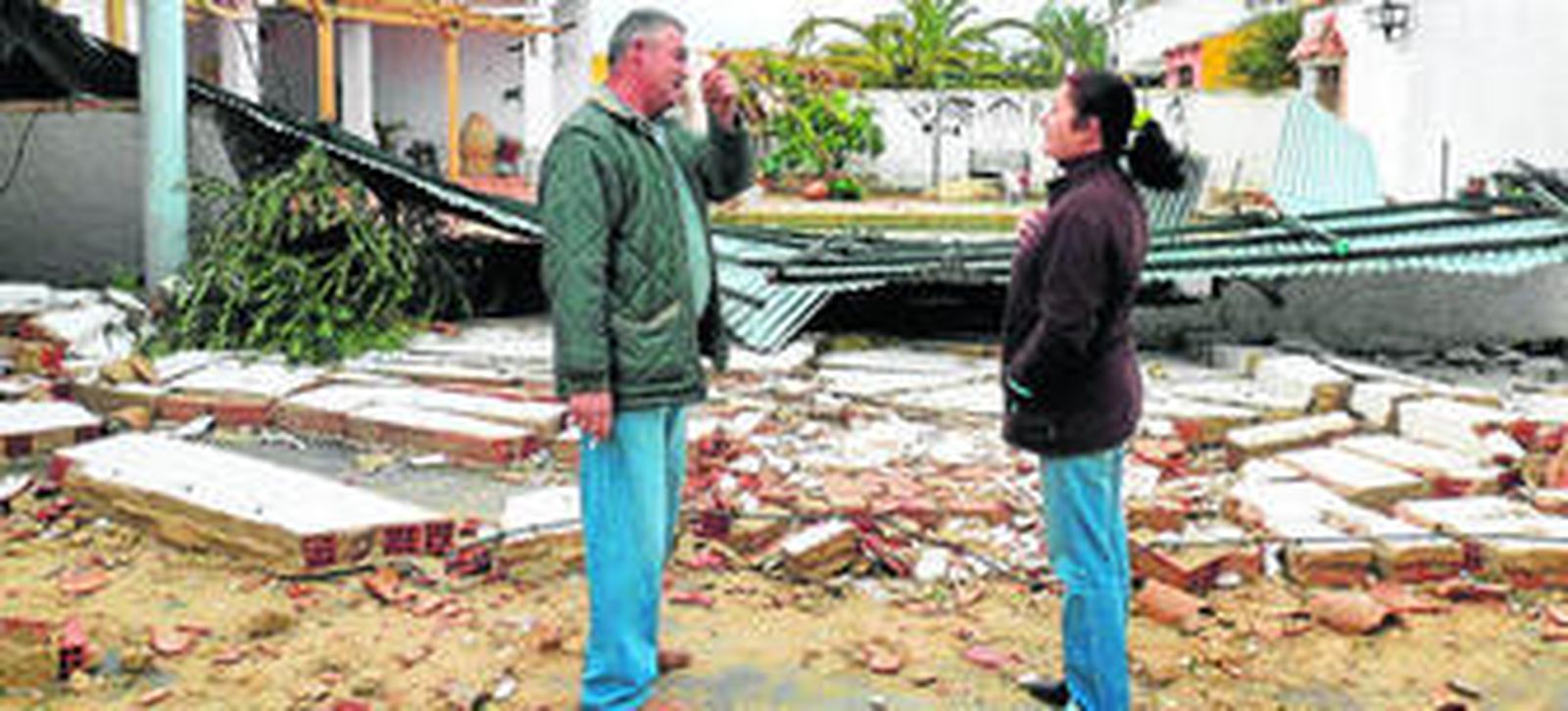 Estado en el quedó un muro de una vivienda en la pedanía meloja de Puebla de la Parrila tras el tornado.