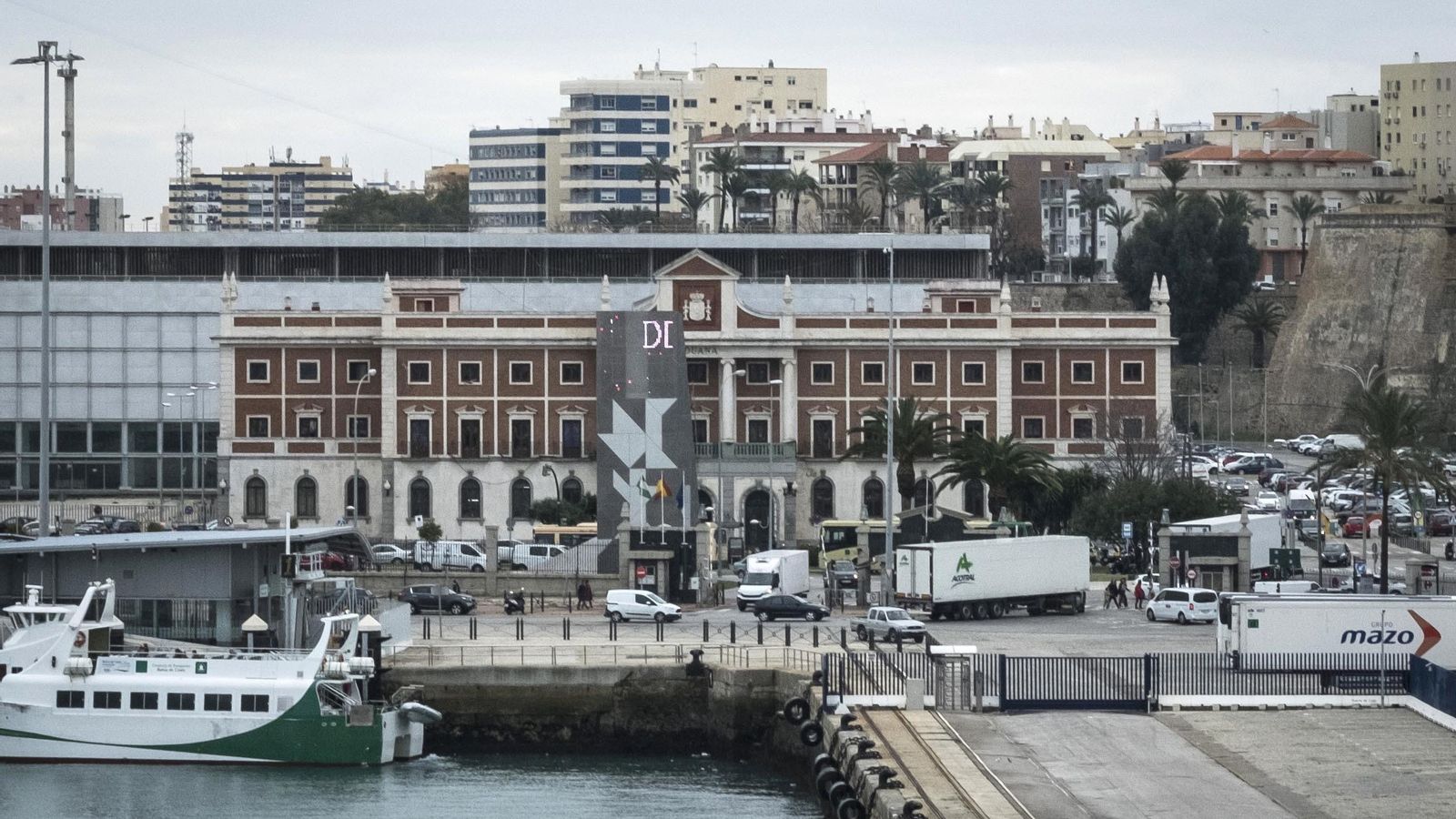 Uno de los monumentos levantados frente al edificio de la Aduana.