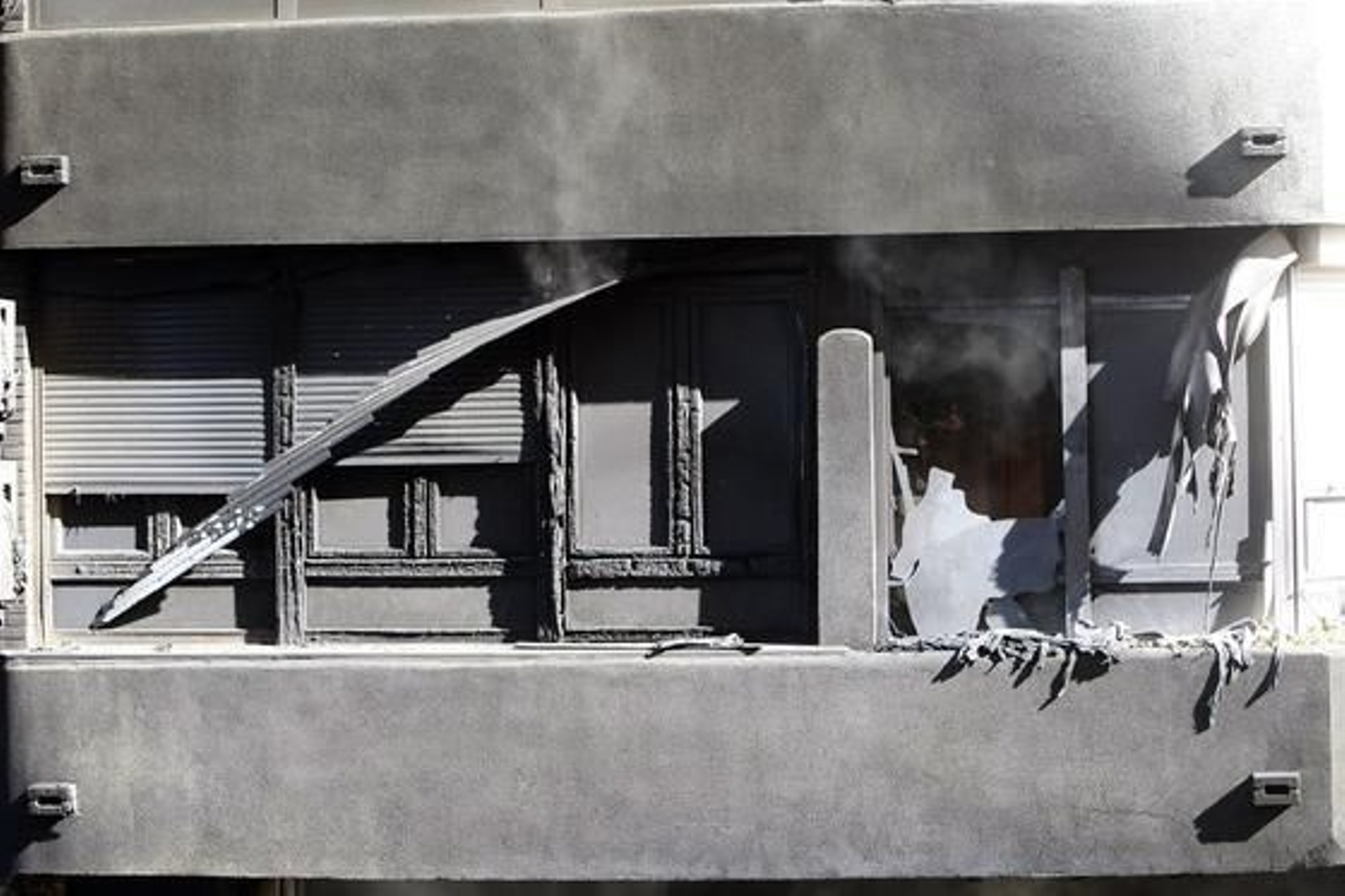 Espectacular incendio en un edificio de la calle Brasil. /José Braza