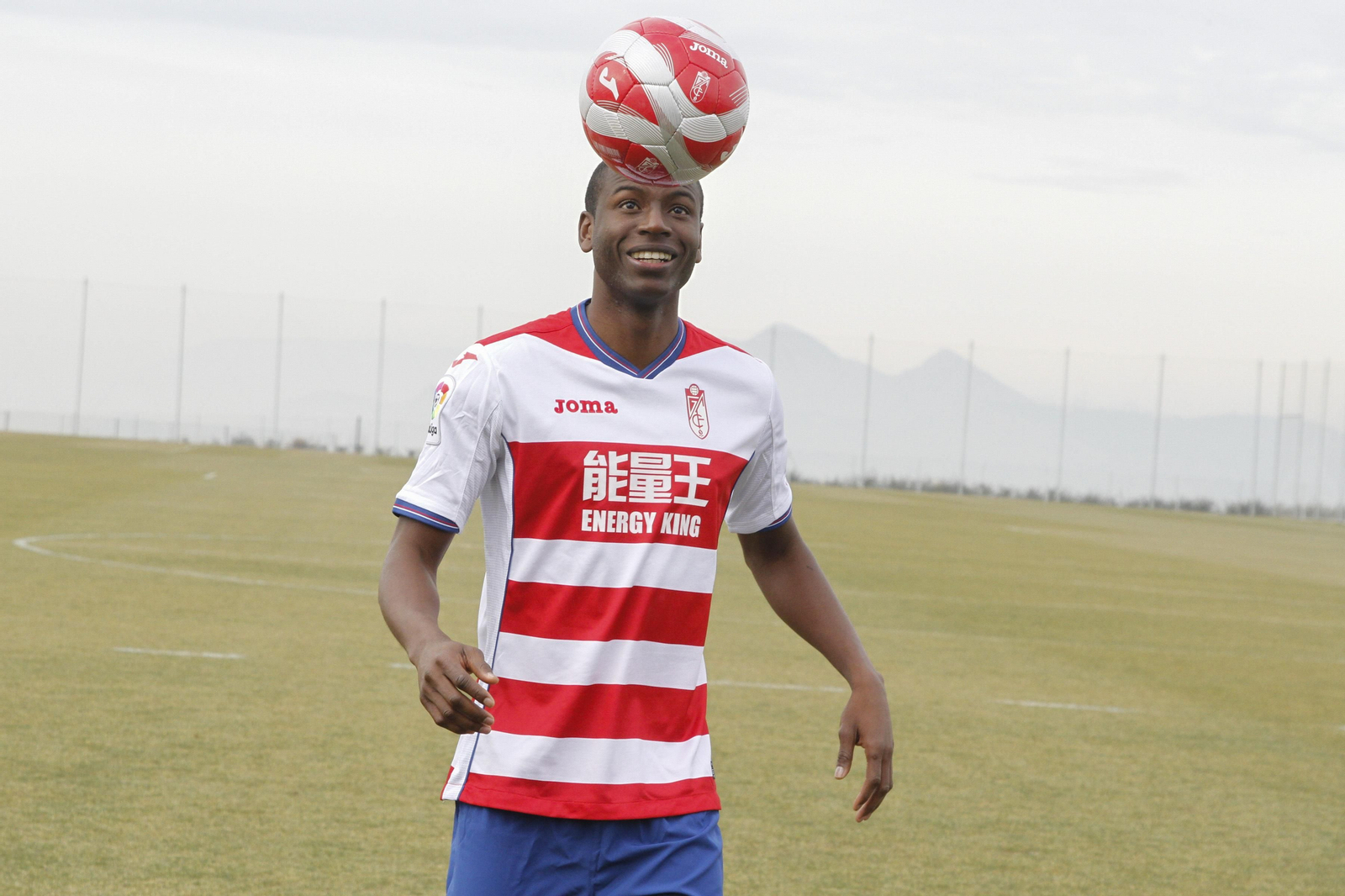 Adrián Ramos, con la camiseta del Granada ayer en su presentación.