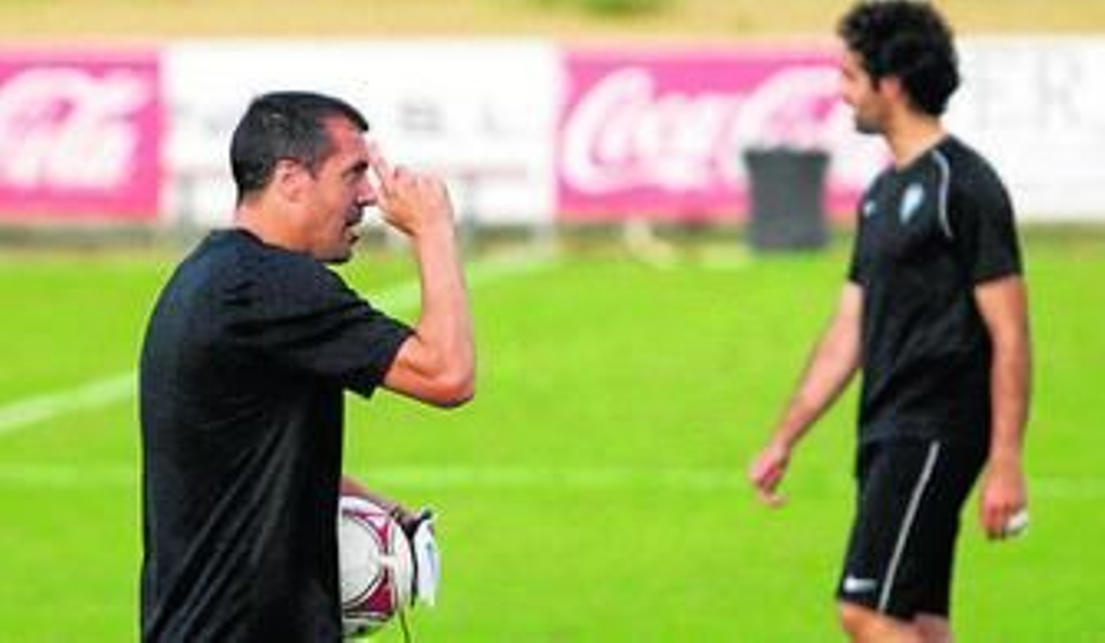 Pablo Villa da indicaciones durante un entrenamiento.