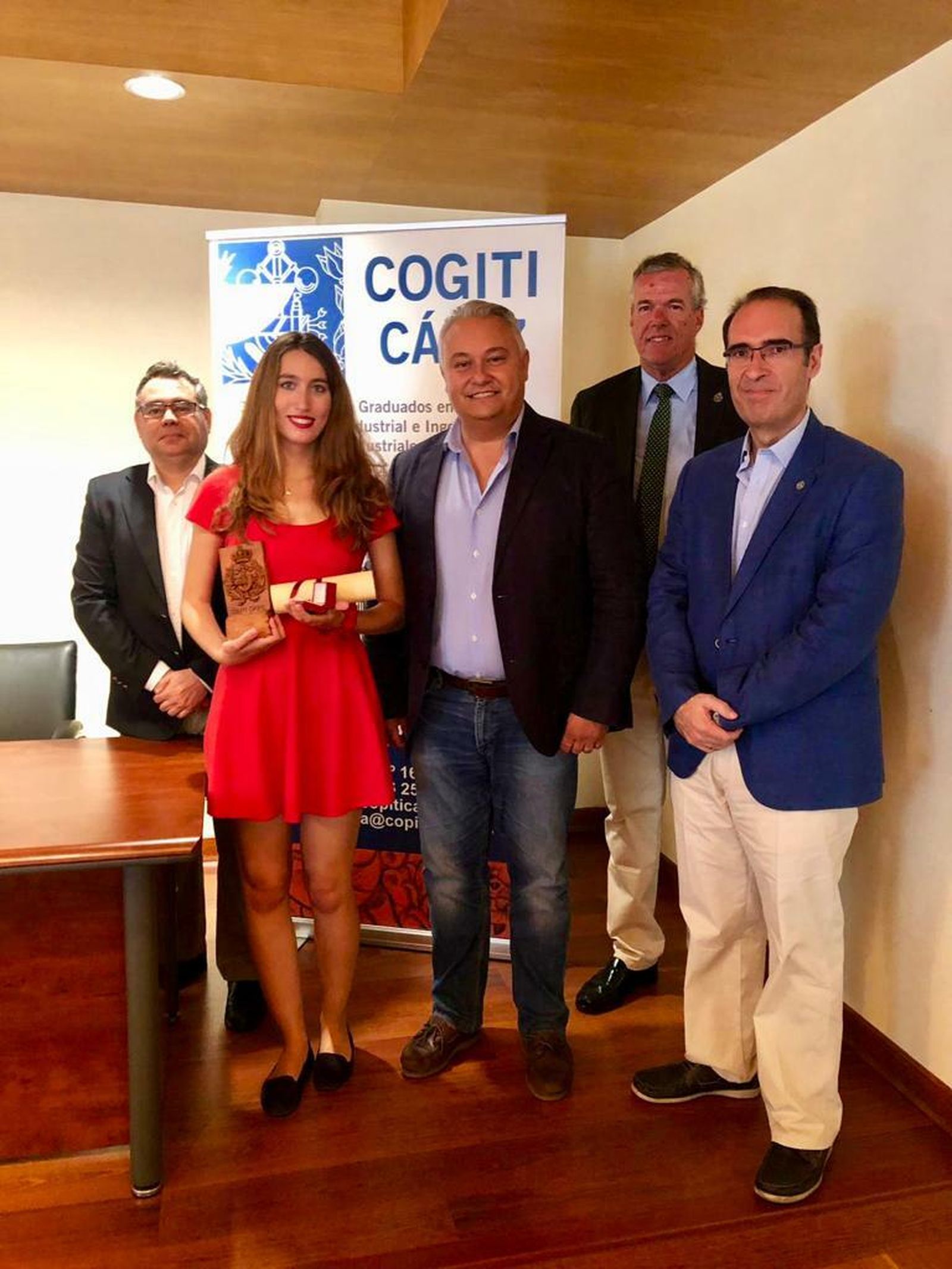 Carlota Armillas, recogiendo su premio.