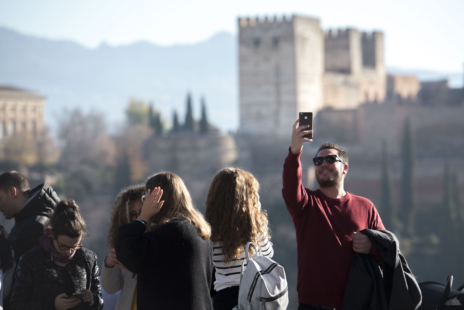 Turistas en Granada en el Puente de la Constitución