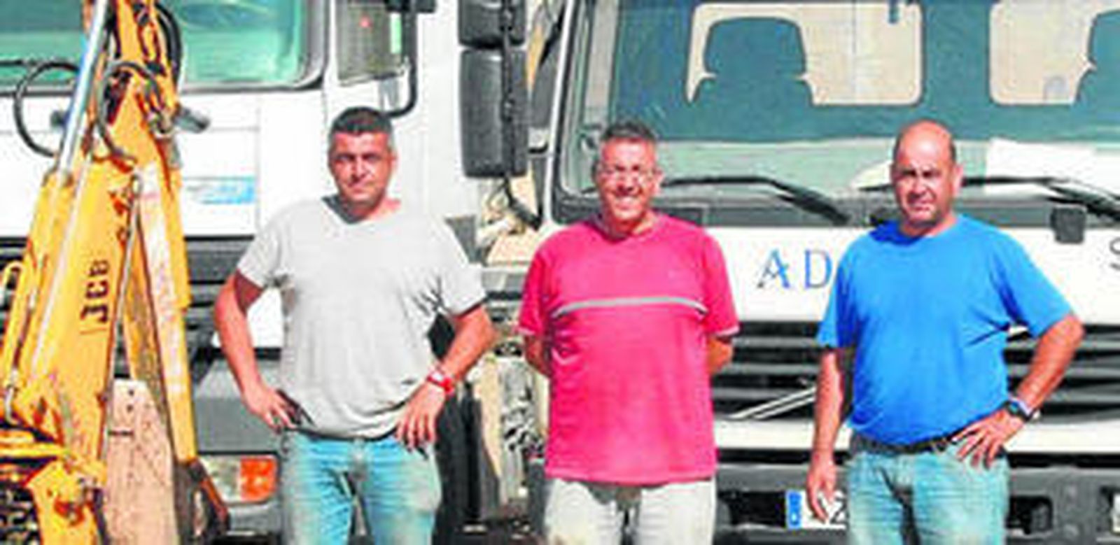 1. Adoman es una empresa de Aguadulce consolidada en el municipio y la zona gracias a la diversidad de maquinaria y servicios que ofrece dentro del sector de la construcción. 2. Desde la enseña, con los hermanos Herrrera Suárez al frente, generan empleo local según estacionalidad.