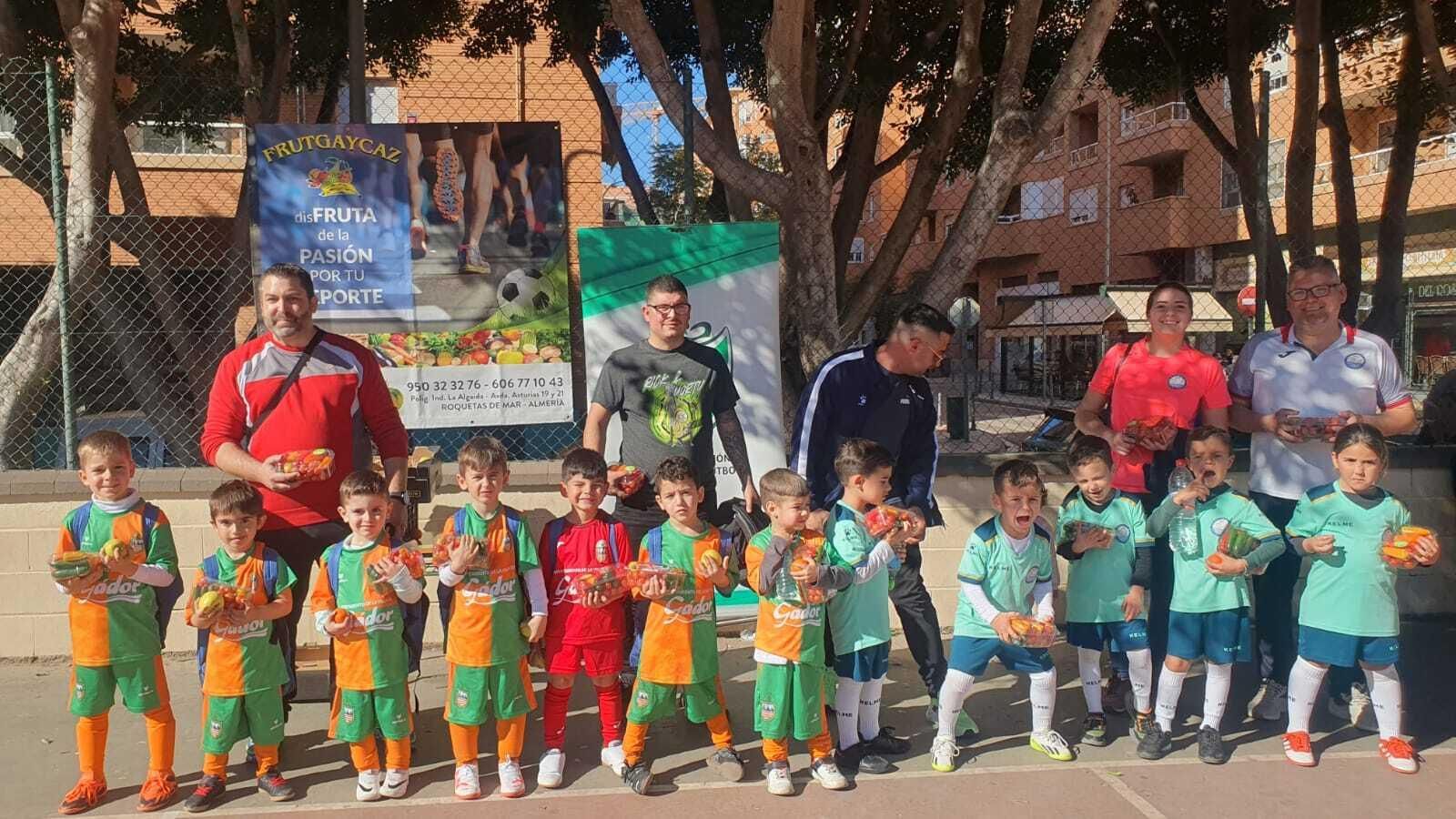 Los jugadores de Gádor y Balerma 2015 con su desayuno saludable.