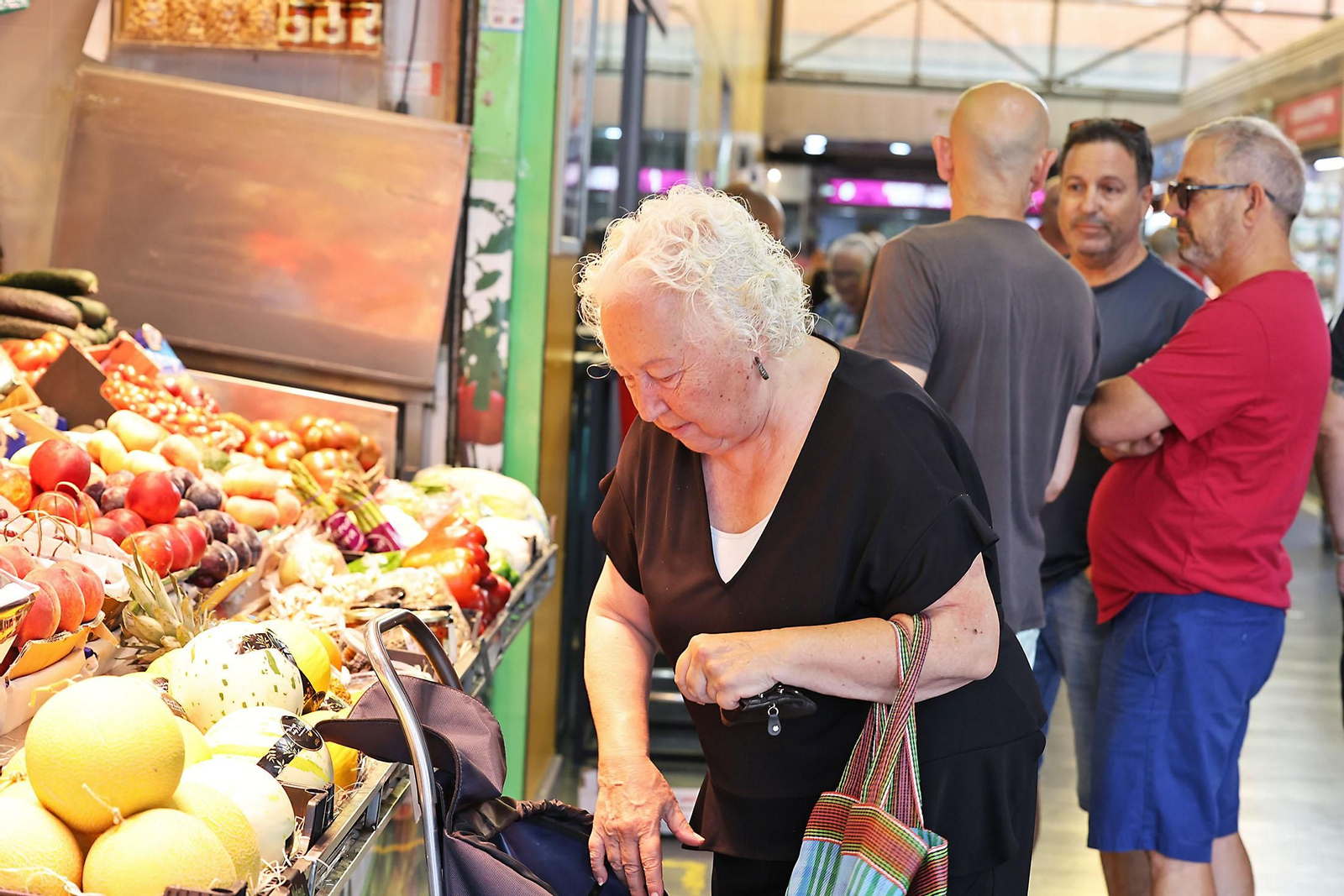 Imágenes de las compras en el entorno del Mercado del Carmen en la mañana de sábado