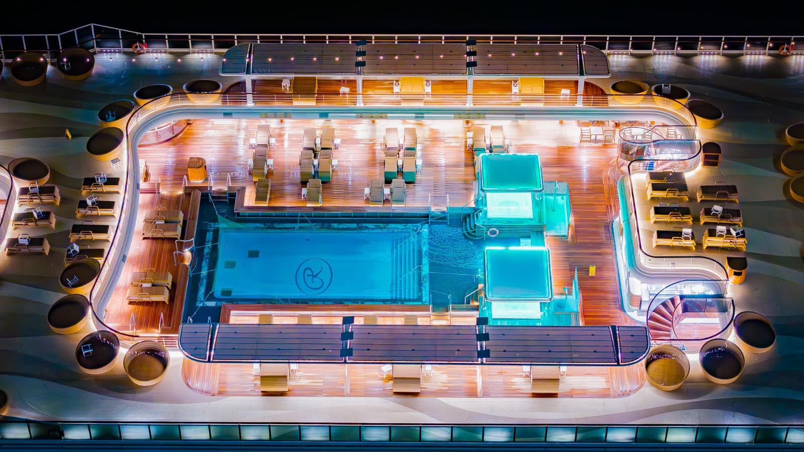 Así ha sido la visita del crucero Seven Seas Splendor al puerto de Motril, a vista de dron