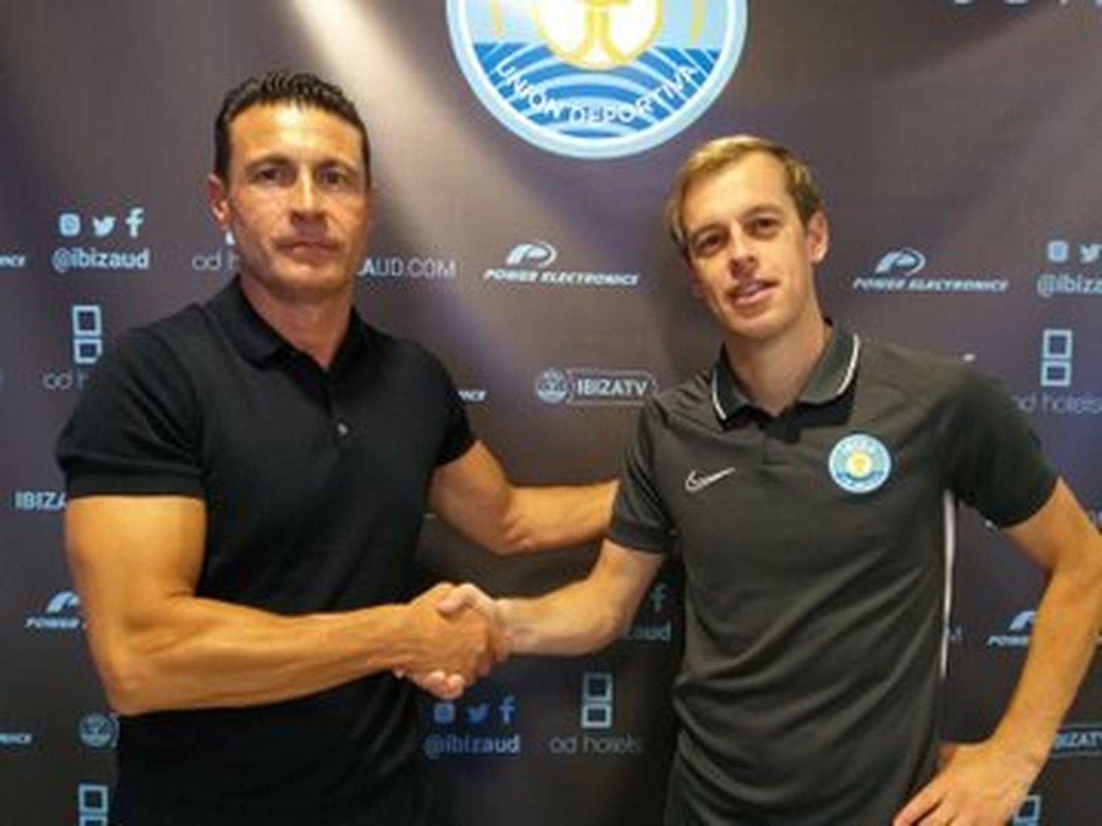 Amadeo Salvo, presidente del Ibiza, estrecha la mano de Javi Lara tras la firma del contrato.