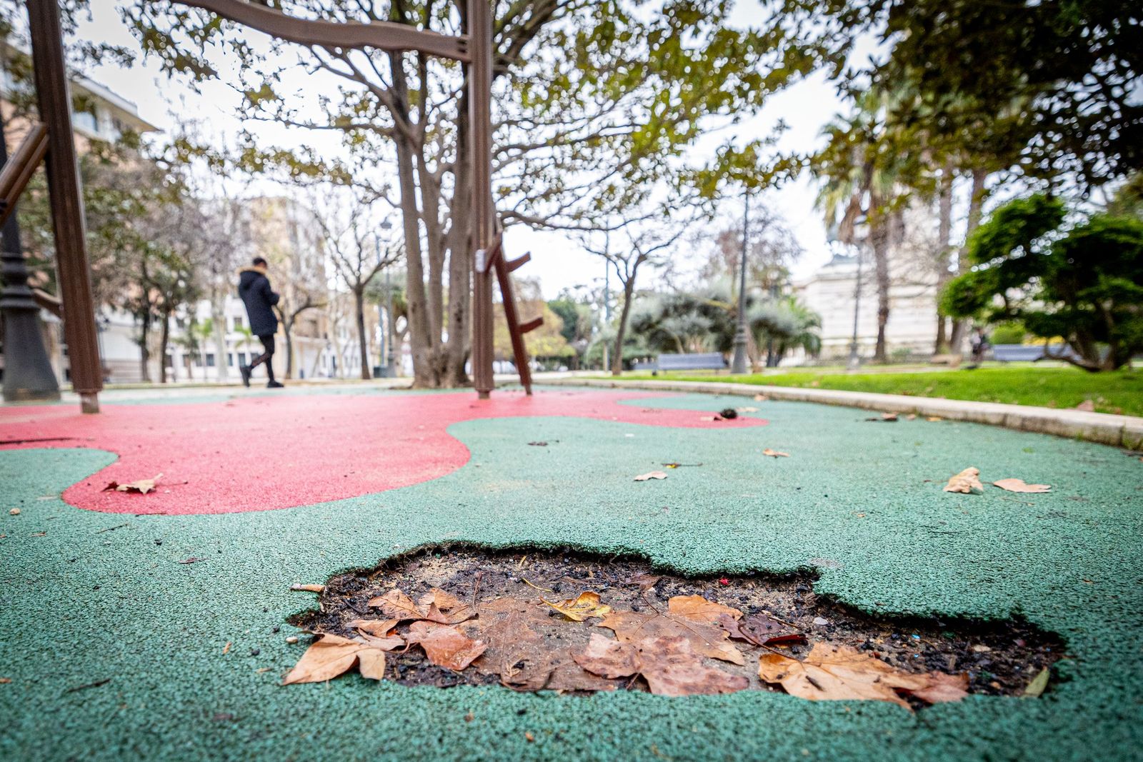 Las imágenes del mal estado de la Plaza de España en Cádiz