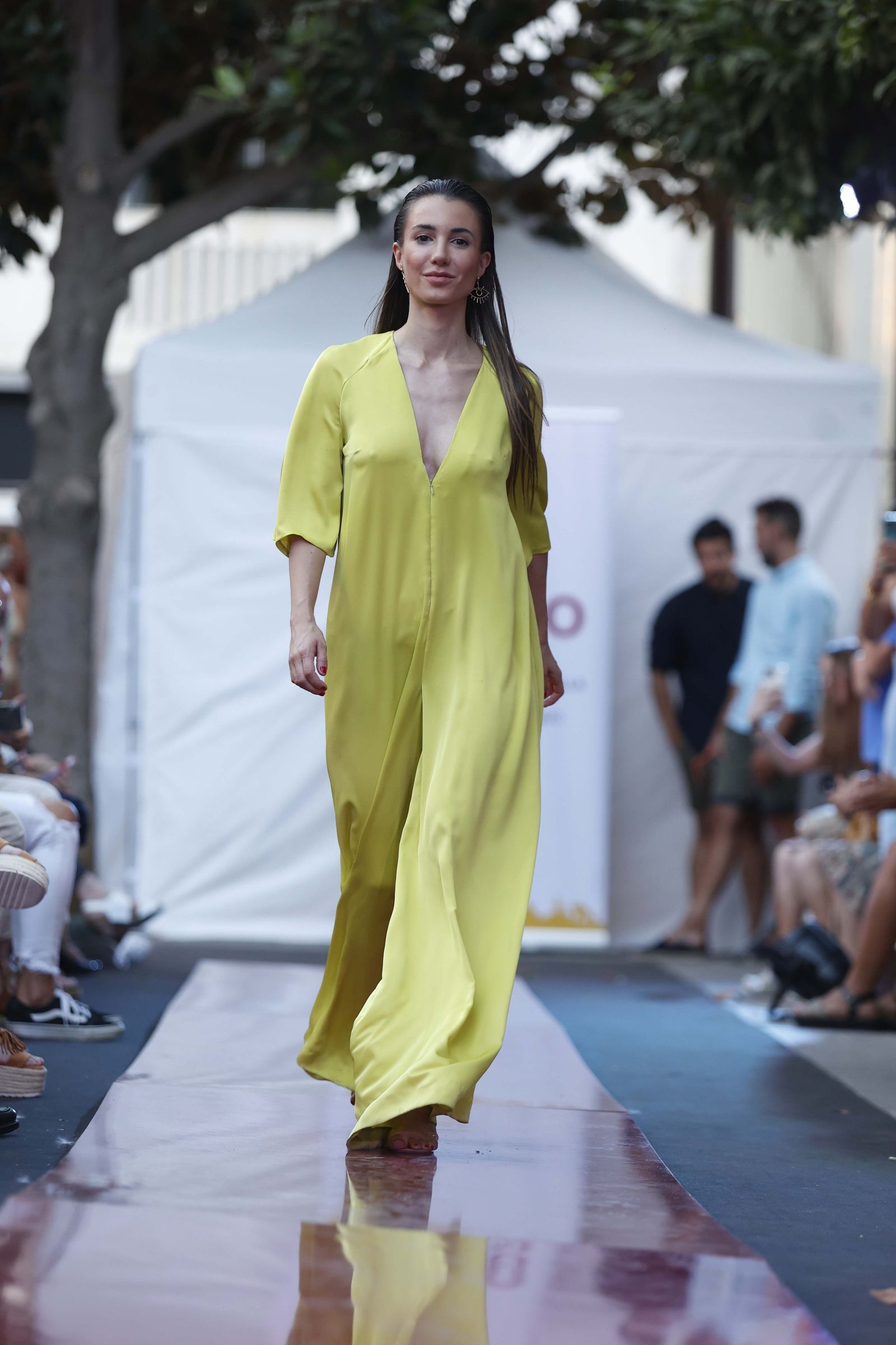 Las imágenes del Desfile de Jóvenes Diseñadores en la Plaza de la Magdalena