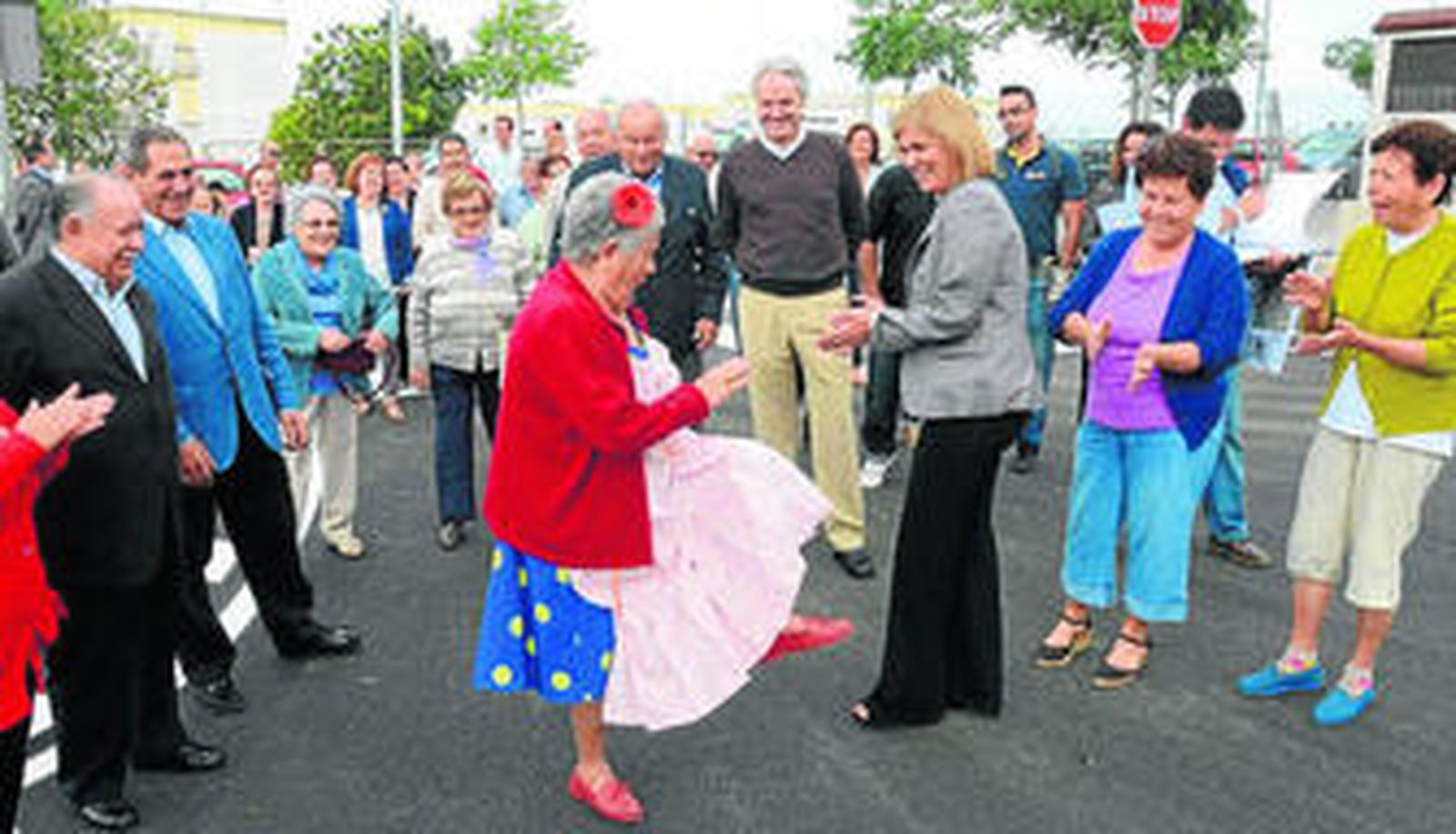 Una vecina bailando delante de la alcaldesa y delegados, ayer, en la inauguración de los aparcamientos.