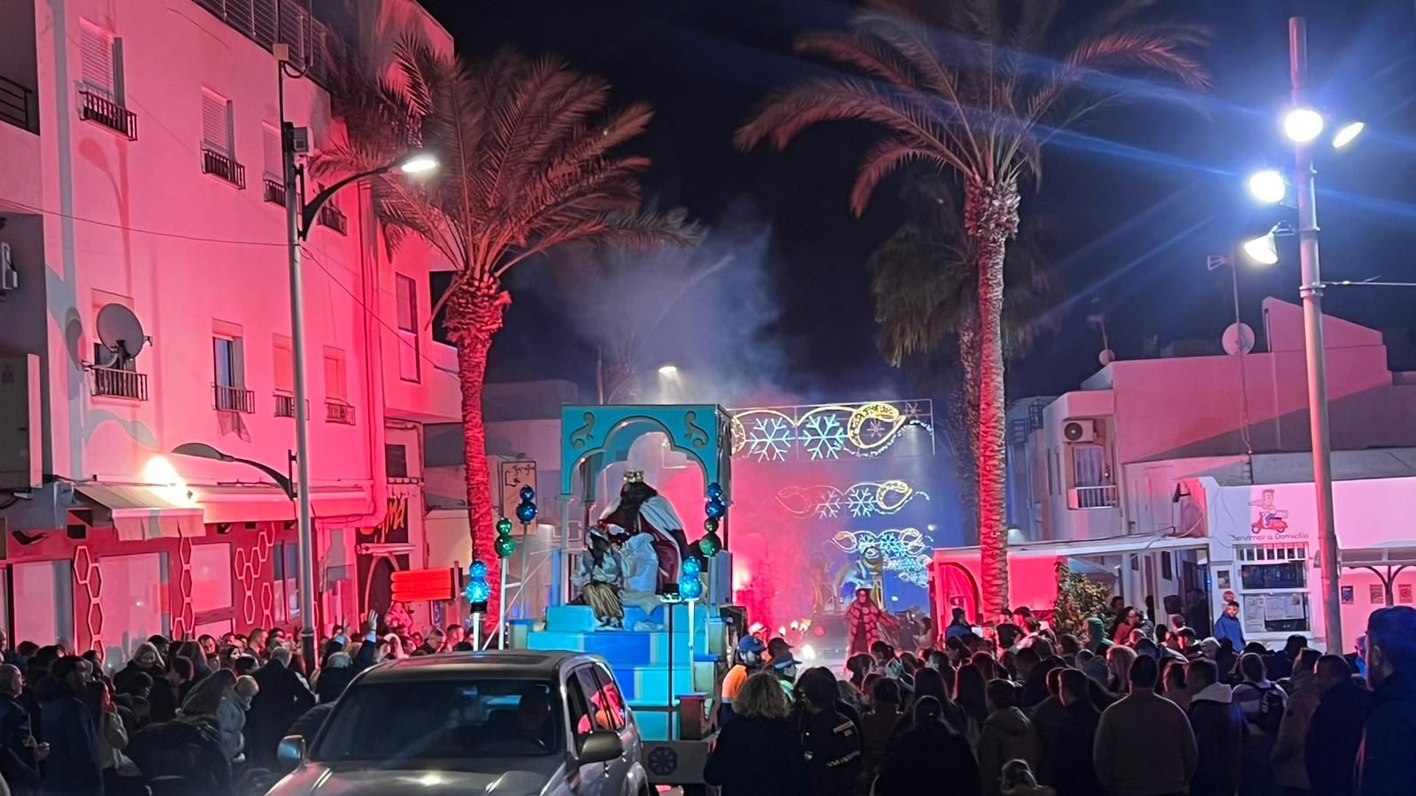 Níjar vibra con su cabalgata por partida triple: San Isidro, Campohermoso y la Villa reciben a Sus Majestadas