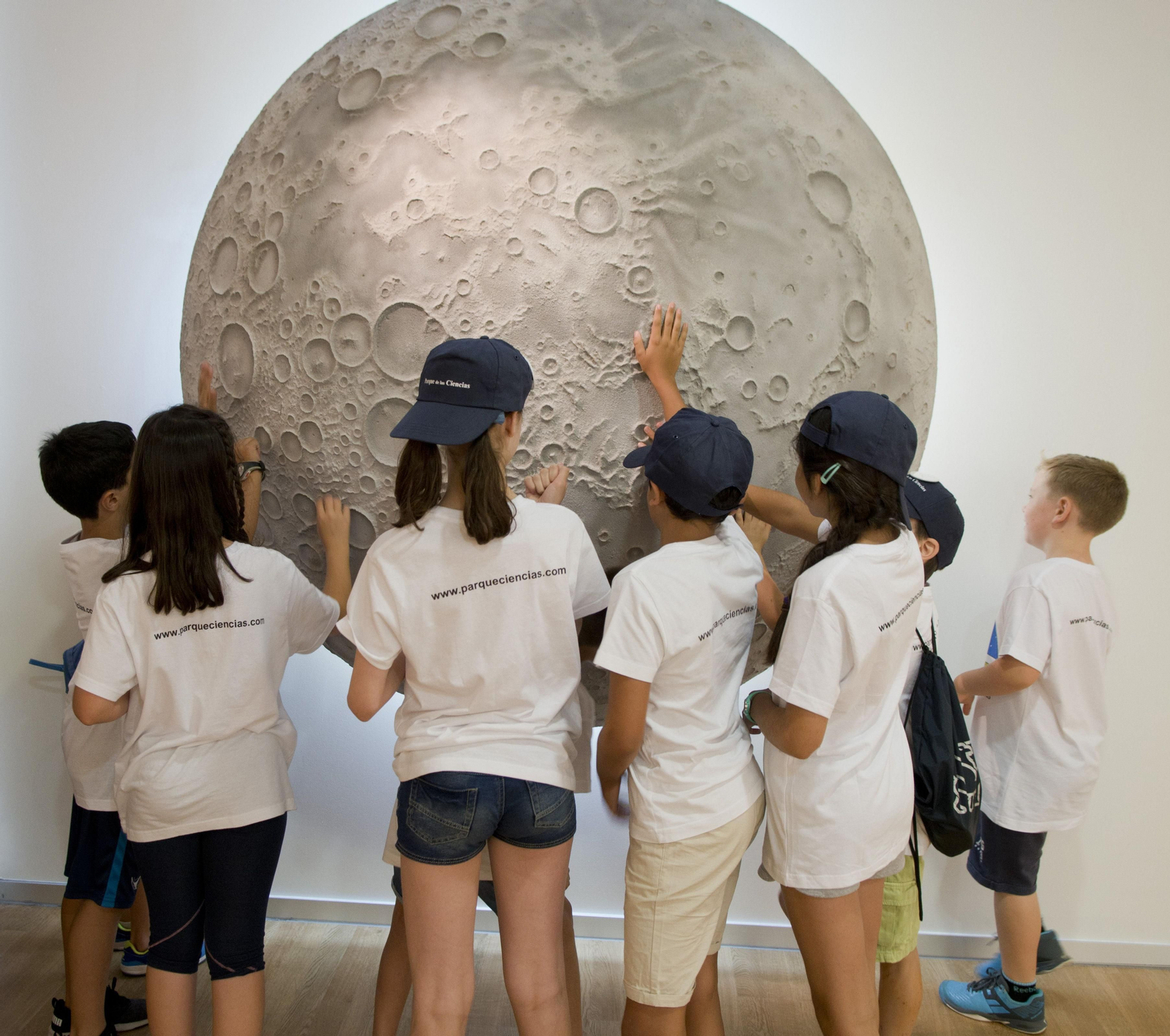 Participantes del programa 'Verano con Ciencia'  durante un taller sobre astronomía