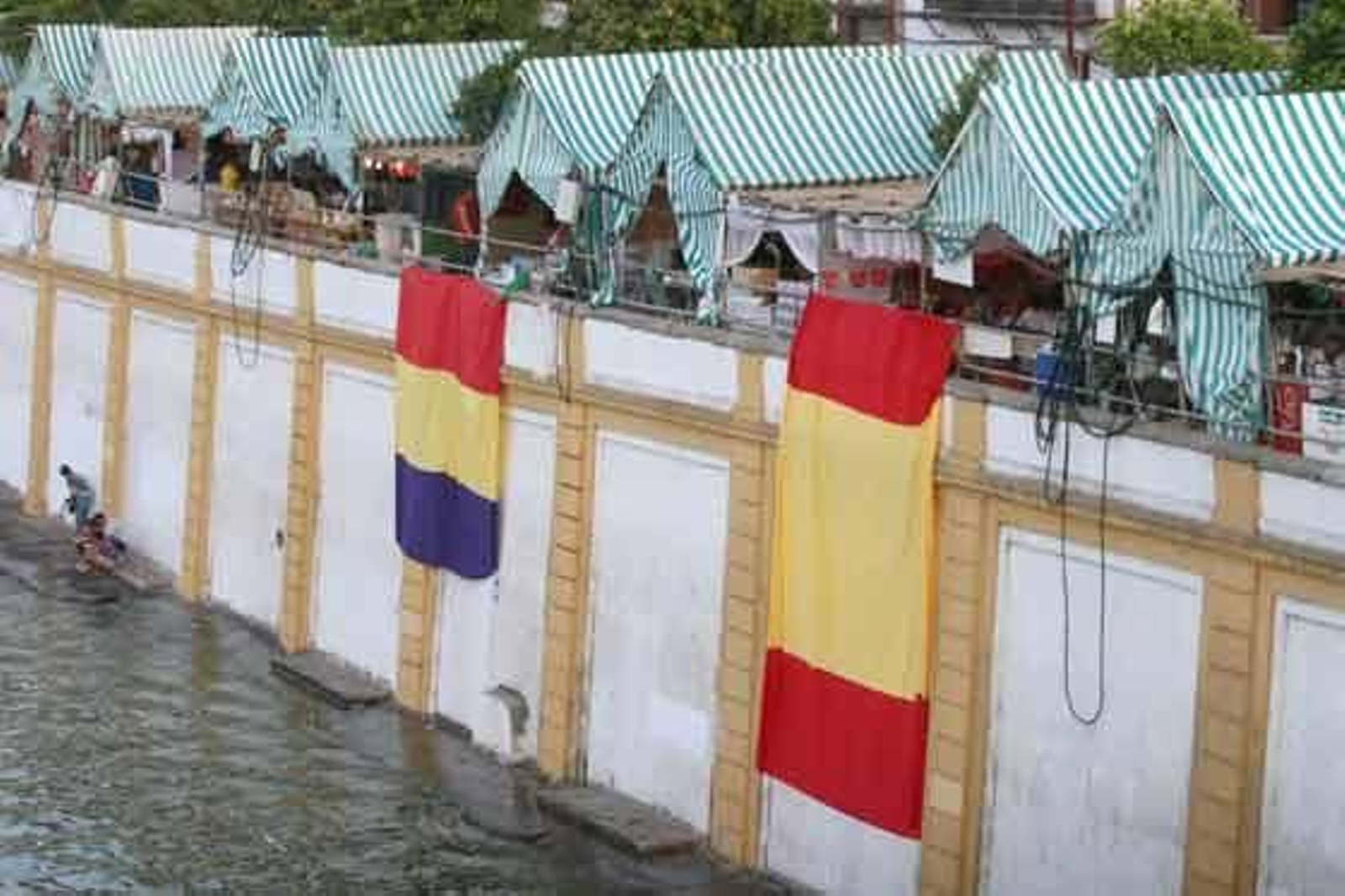 El Ayuntamiento resta importancia a la 'lucha de banderas' en la Velá