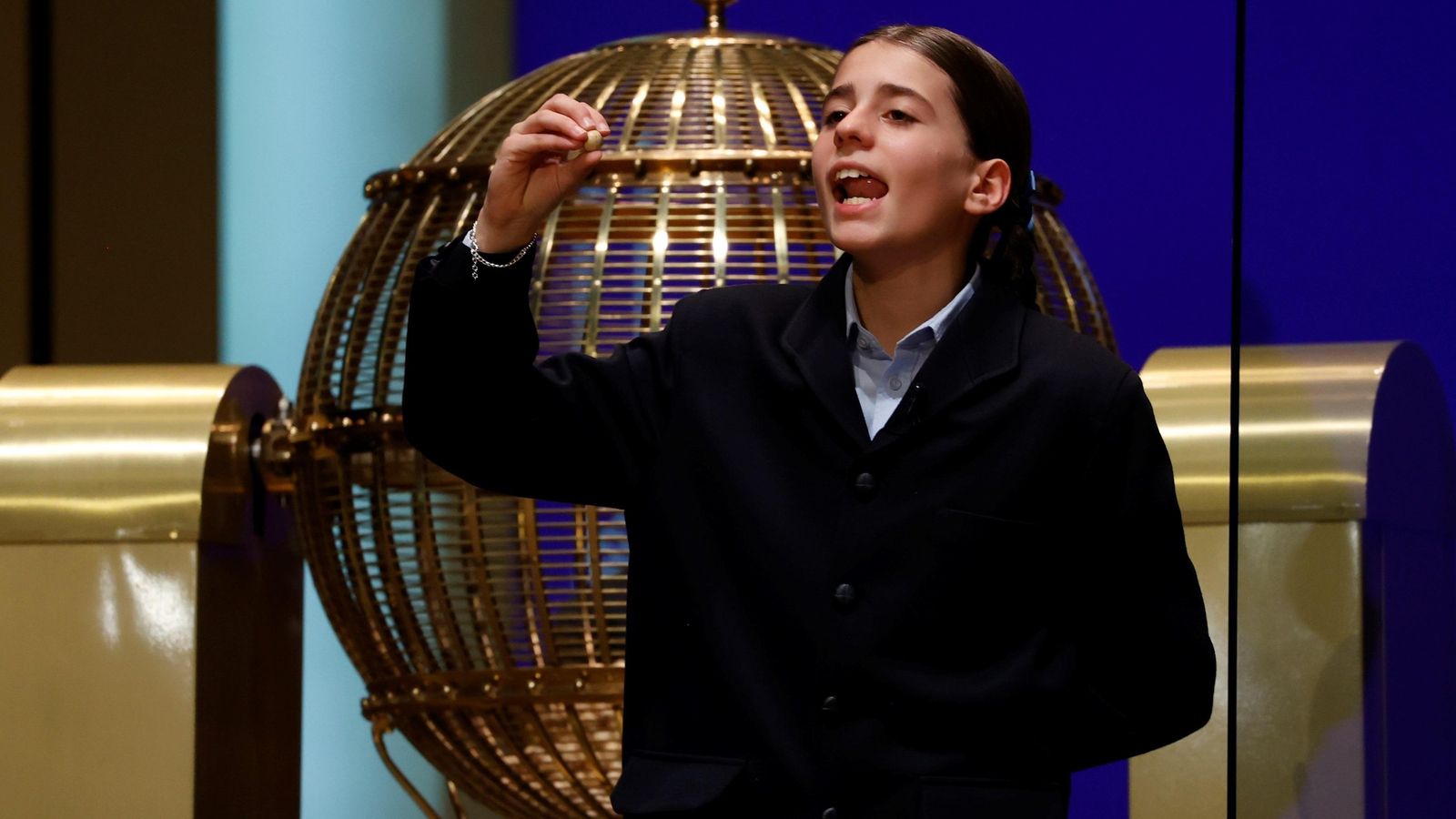 Momento en el que la niña de San Ildefonso  canta el segundo quinto premio