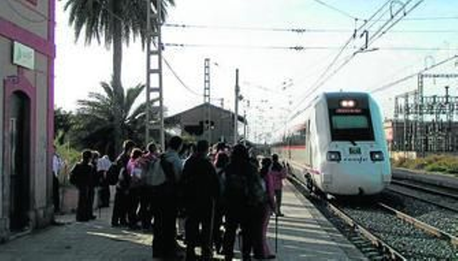 El tren con destino a Sevilla a su paso por la estación de Huércal de Almería.