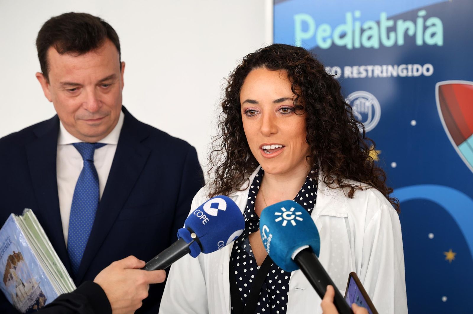Imágenes de la entrega a los niños de la Unidad de Pediatría del Hospital Juan Ramón Jiménez de los recortables cofrades de la Semana Santa de Huelva