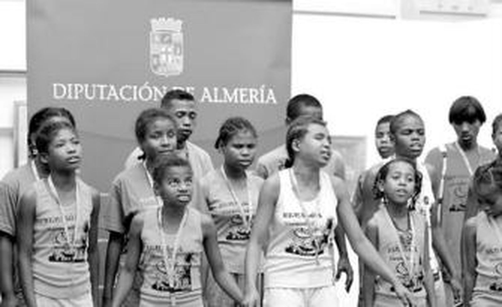 Coro Malagasy Gospel ayer en Diputación con la solista Angeline en el centro.