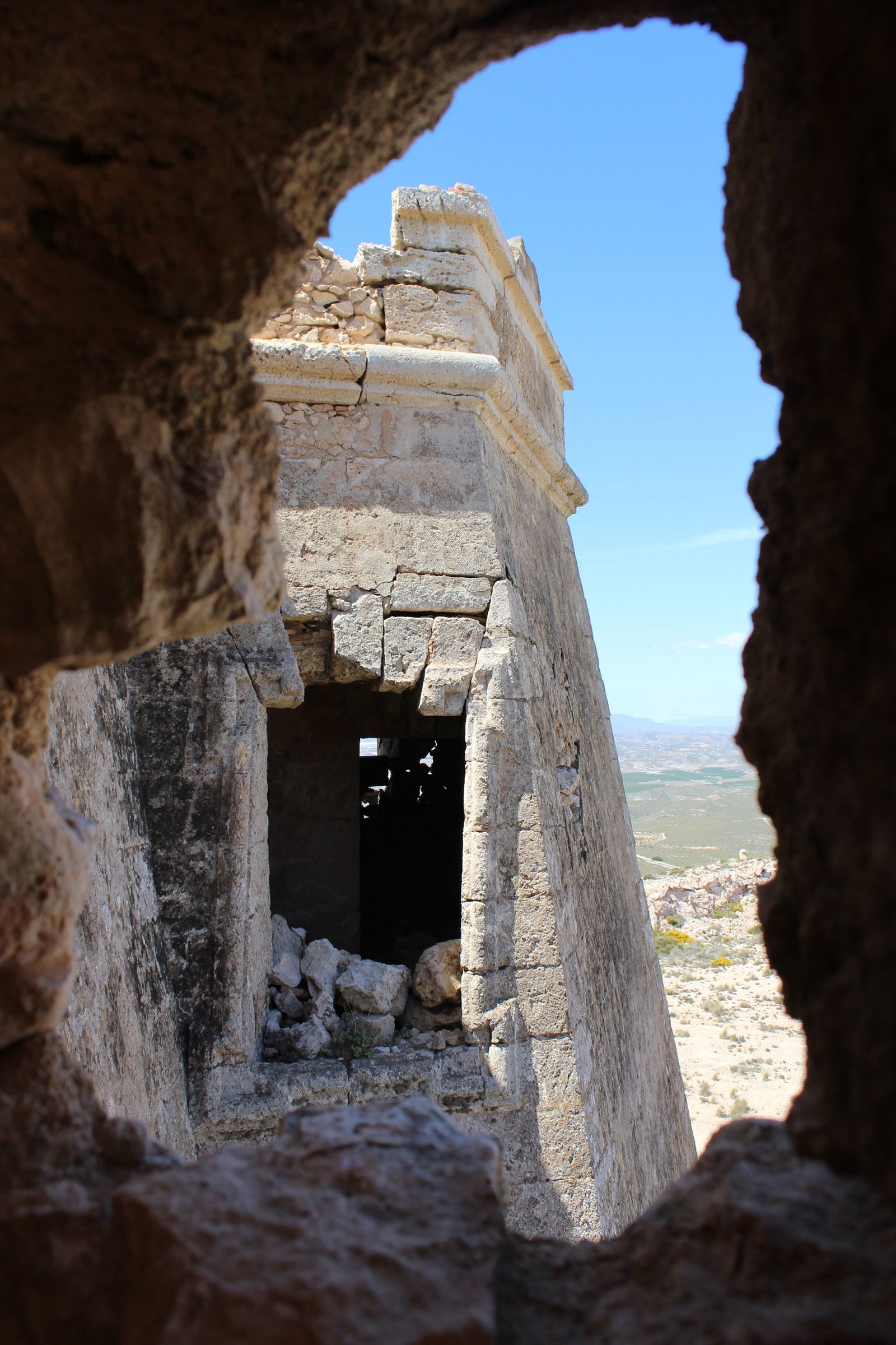 Un gran agujero en los muros de la torre.
