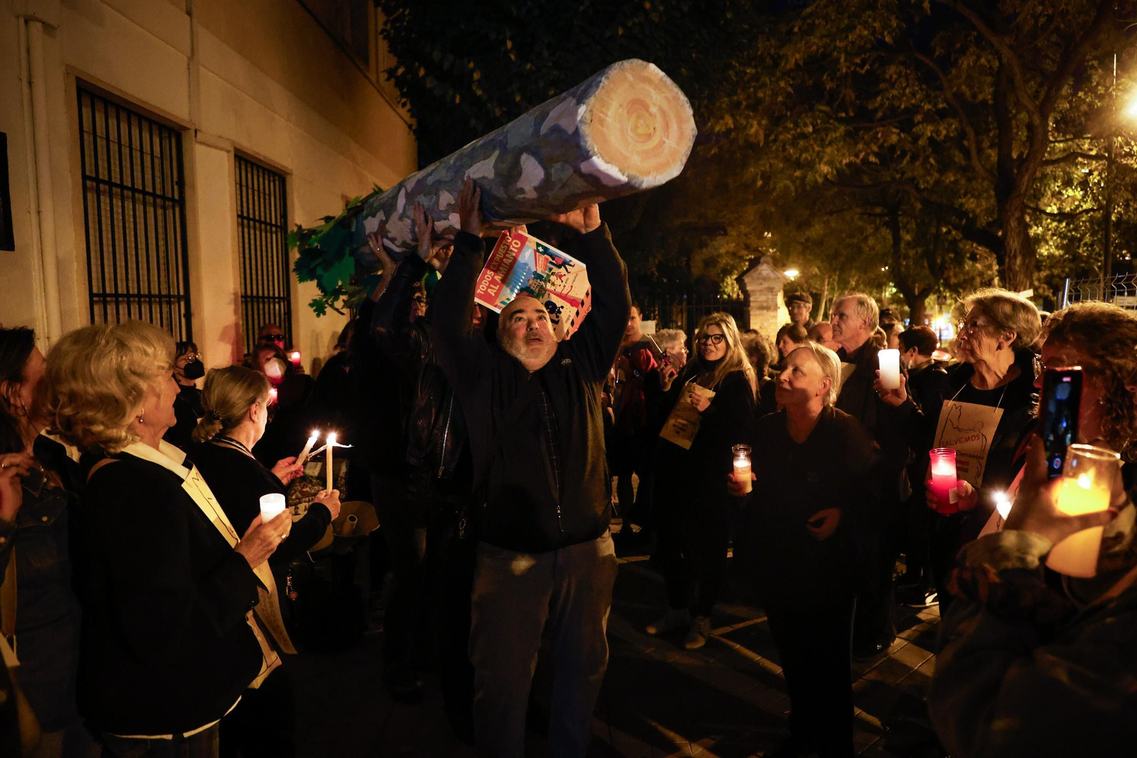 Velas, pancartas y árboles simbólicos: así han protestado los vecinos de Cervantes en Granada