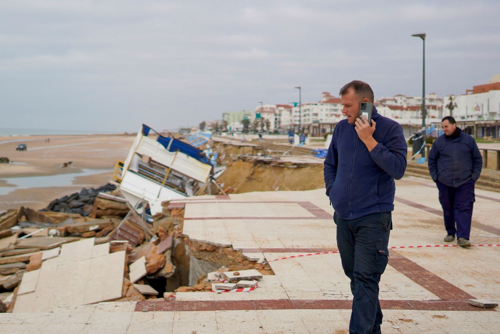 Los destrozos causados por el último temporal a la playa y al paseo marítimo de Matalascañas