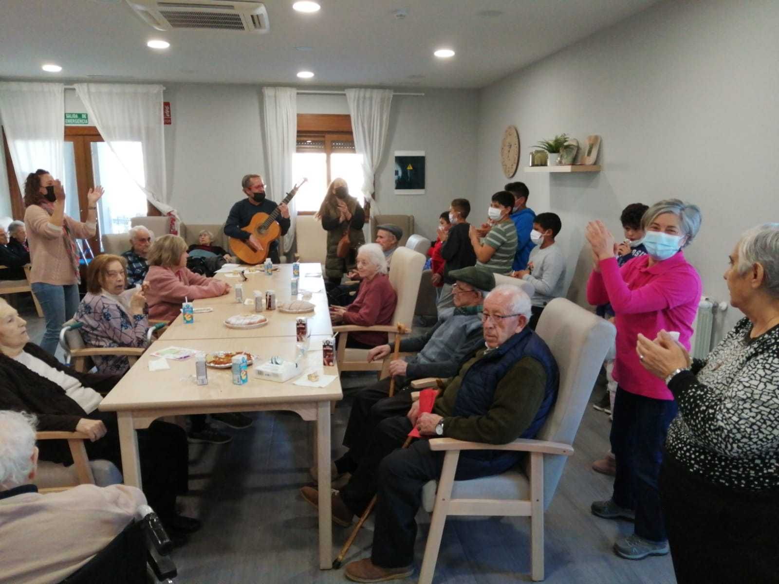 Actividad en una residencia de mayores de Almería.
