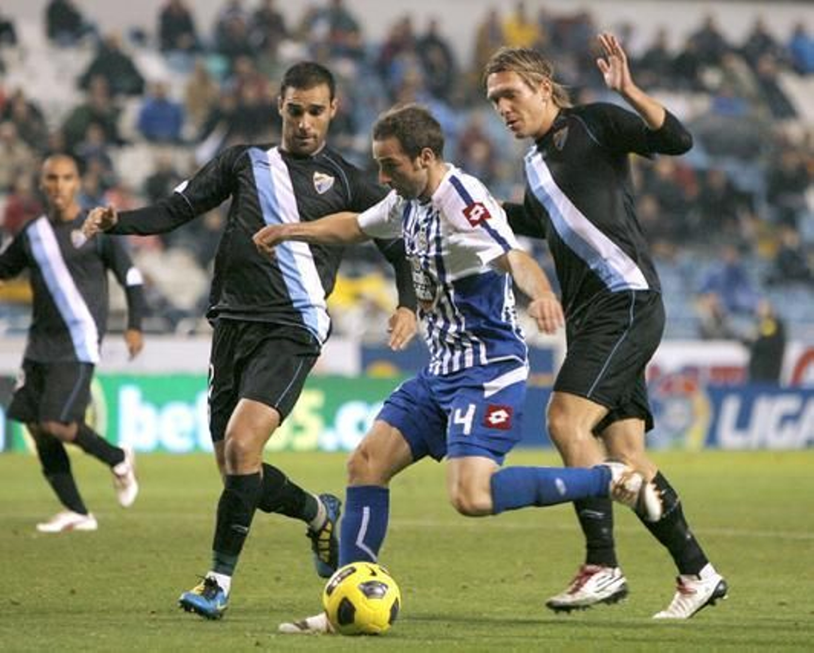 El Málaga se lleva un castigo severo de Riazor (3-0). El equipo blanquiazul se fue al descanso con dos goles en contra y no pudo reconducir el partido en el segundo tiempo.