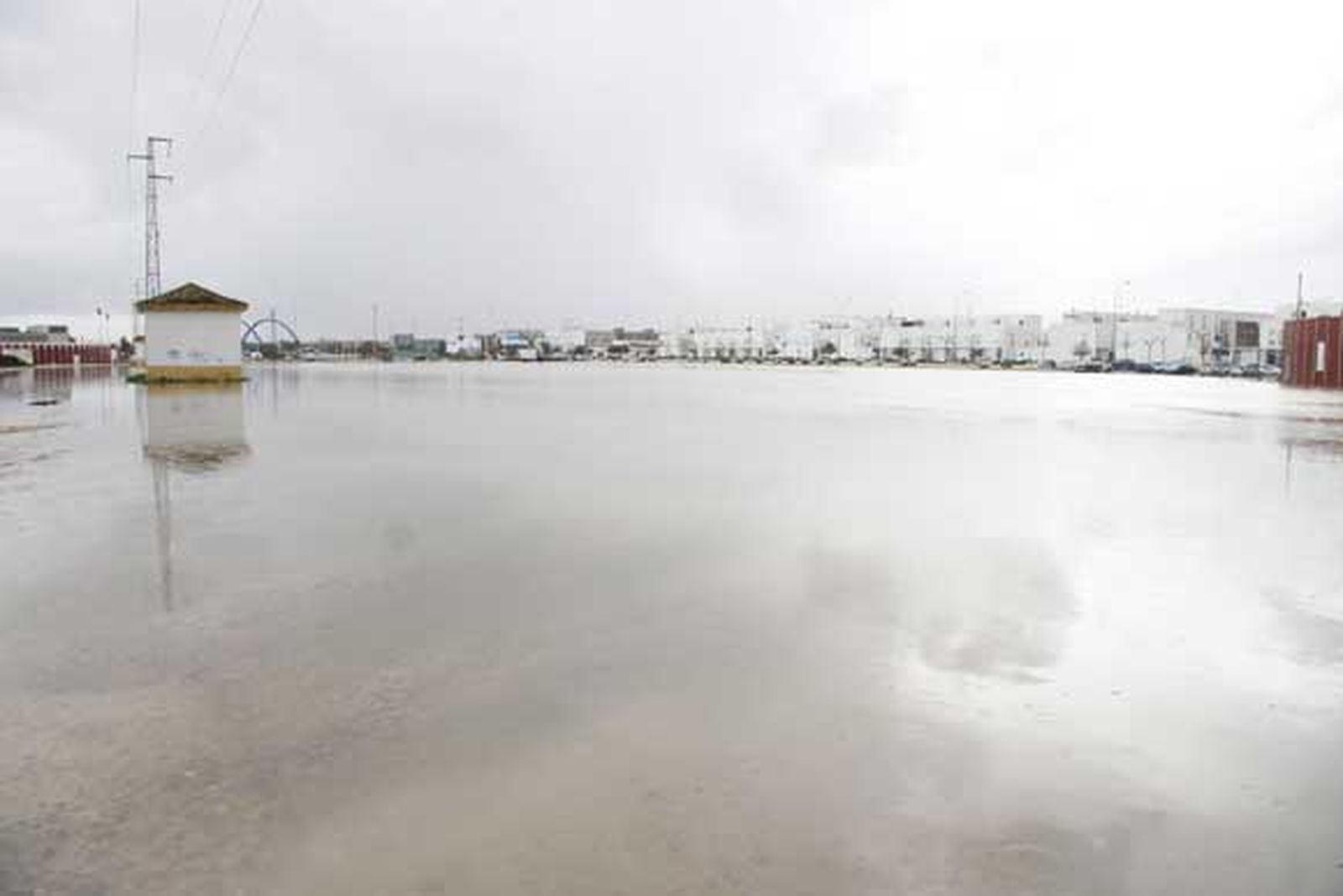 Chiclana se lleva la peor parte de las intensas lluvias que afectan a la provincia, provocando cortes de carreteras, desalojos de casas y crecidas de los ríos

Foto: Sonia Ramos/A.Mora/Rioja