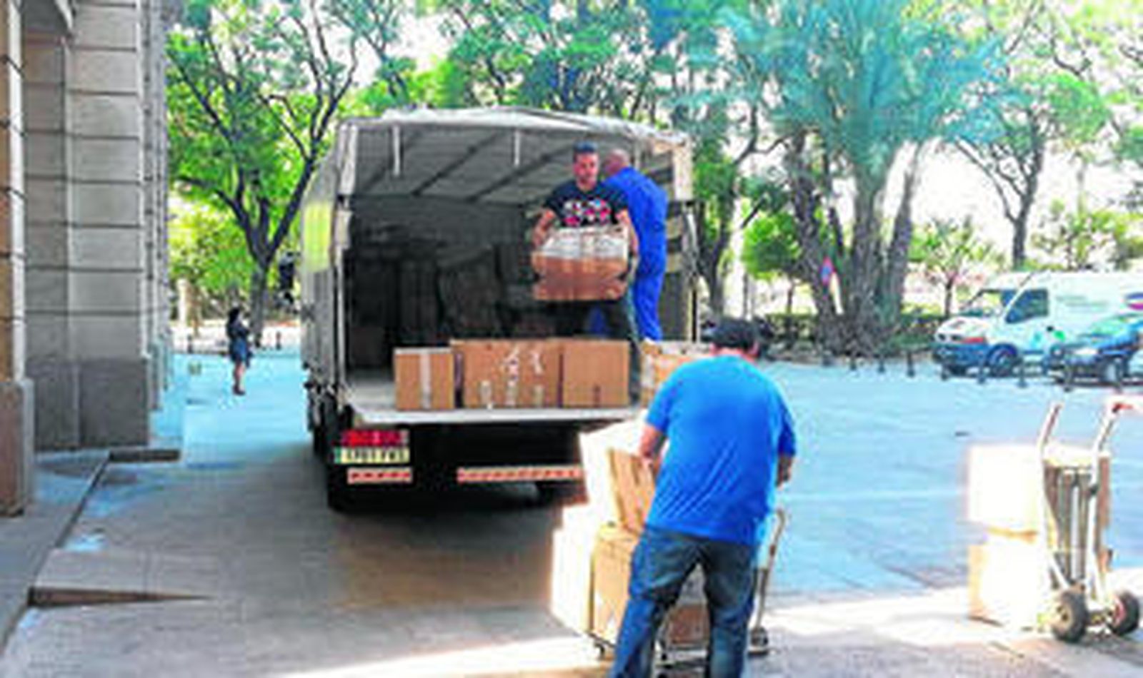 Varios operarios descargaron ayer numerosas cajas en los juzgados de Sevilla procedentes de documentos en poder de la Guardia Civil.