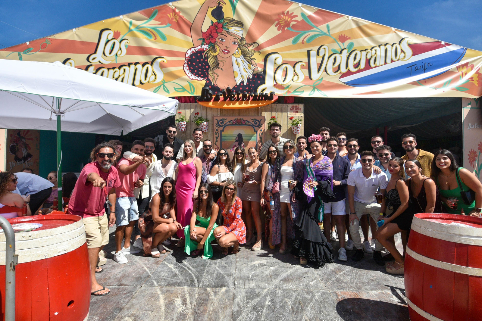 Jóvenes en una caseta de la Feria de Tarifa