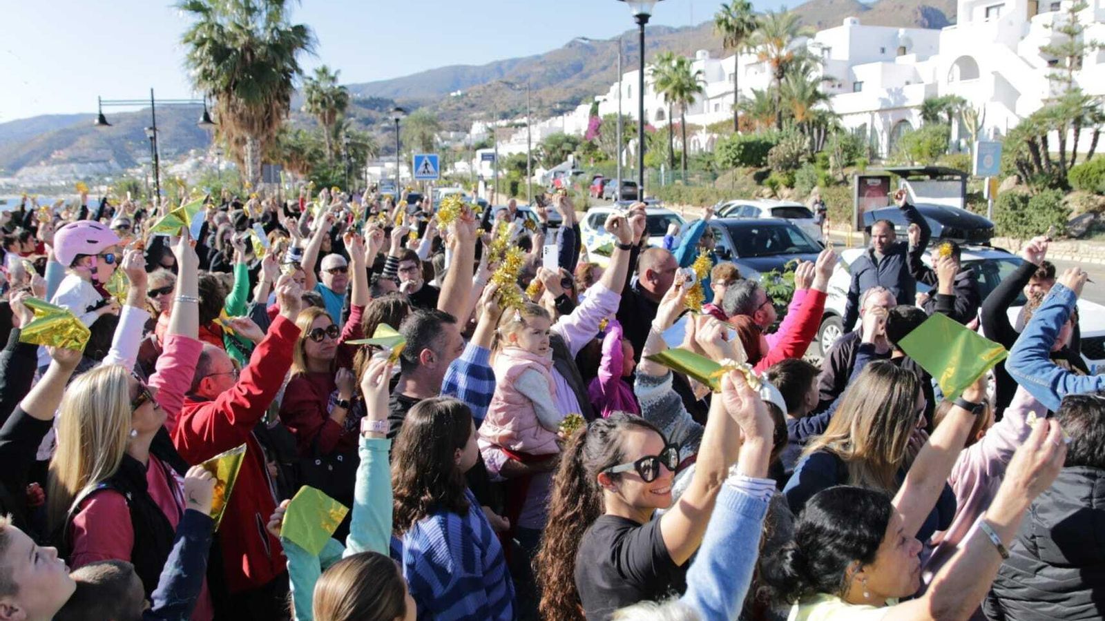 Centenares de personas se han congregado en el paseo marítimo de Mojácar.
