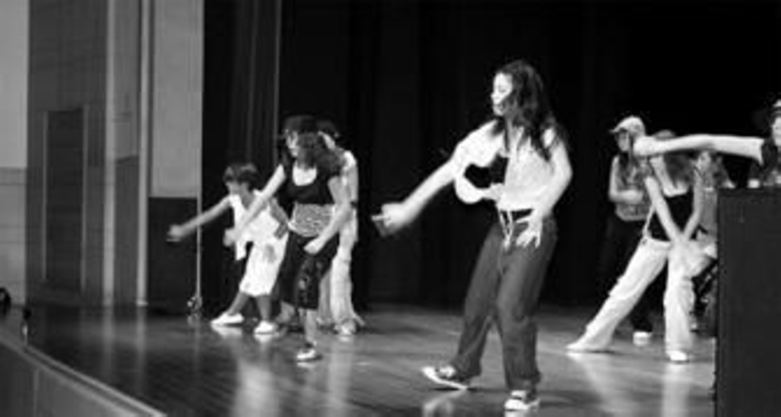 Uno de los grupos de la del nivel superior, durante su actuación de funky.