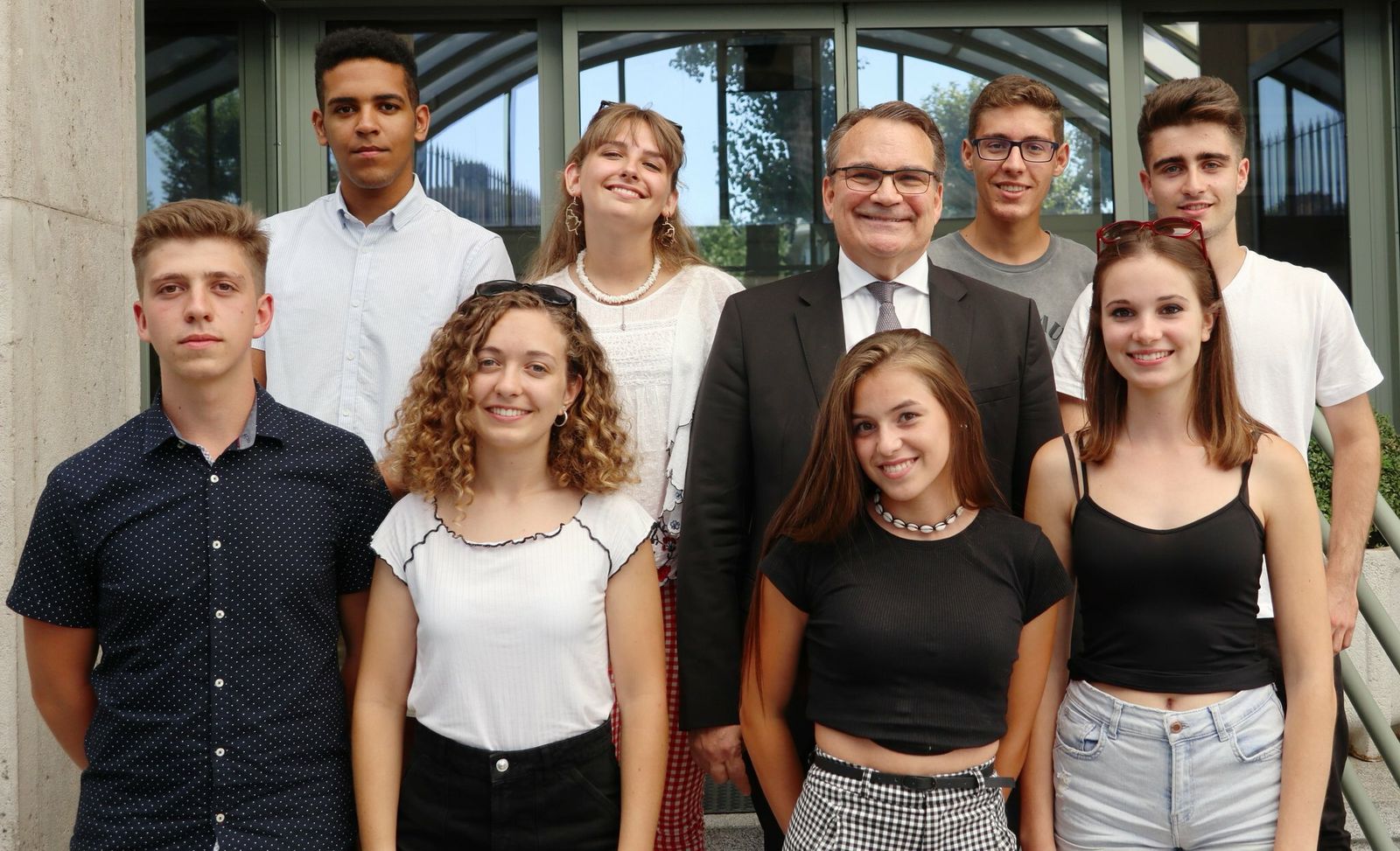 María Álvarez y el resto de alumnos junto al consejero estadounidense Benjamin Ziff.