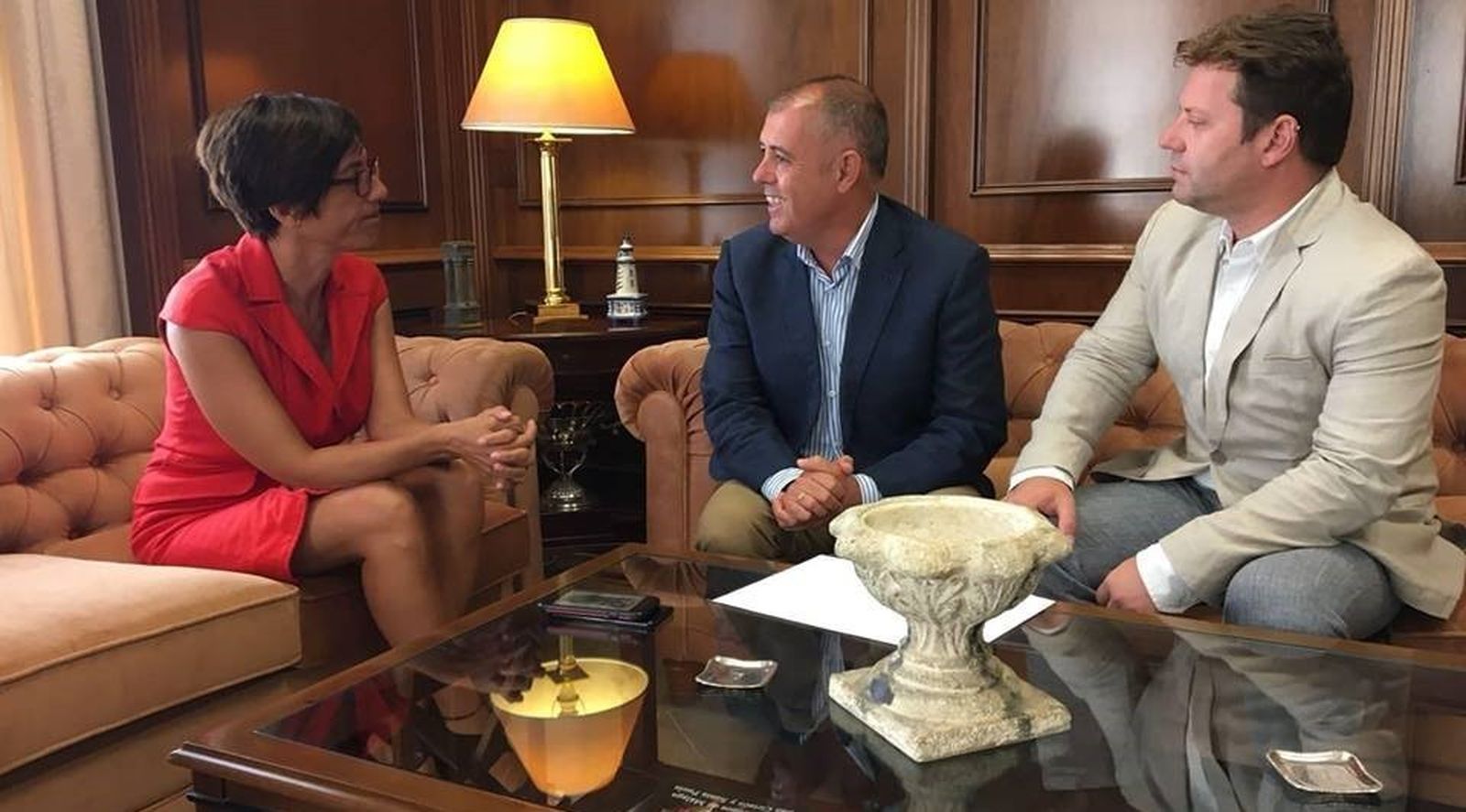 El alcalde de Manilva, Mario Jiménez, durante la reunión con María Gámez.