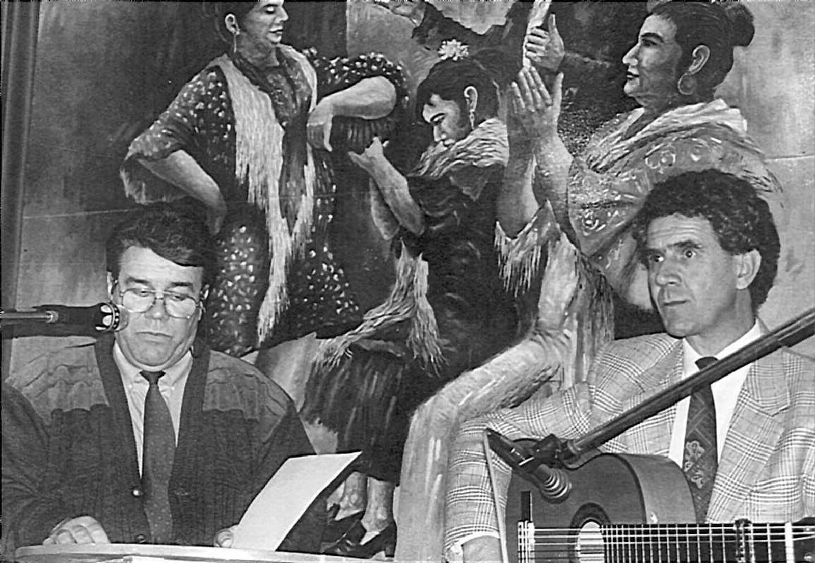 Domingo Rosado, a la izquierda, junto a su amigo Alfredo Benítez en una de sus conferencias.