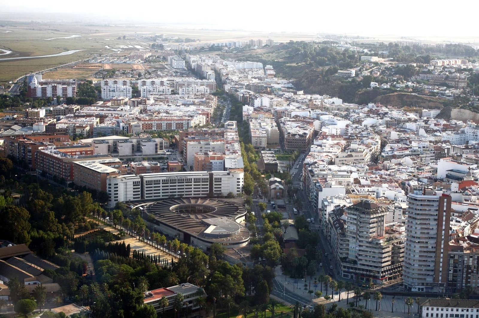 Vista aérea de la capital onubense con la estación de autobuses y la zona de Zafra en primer término.
