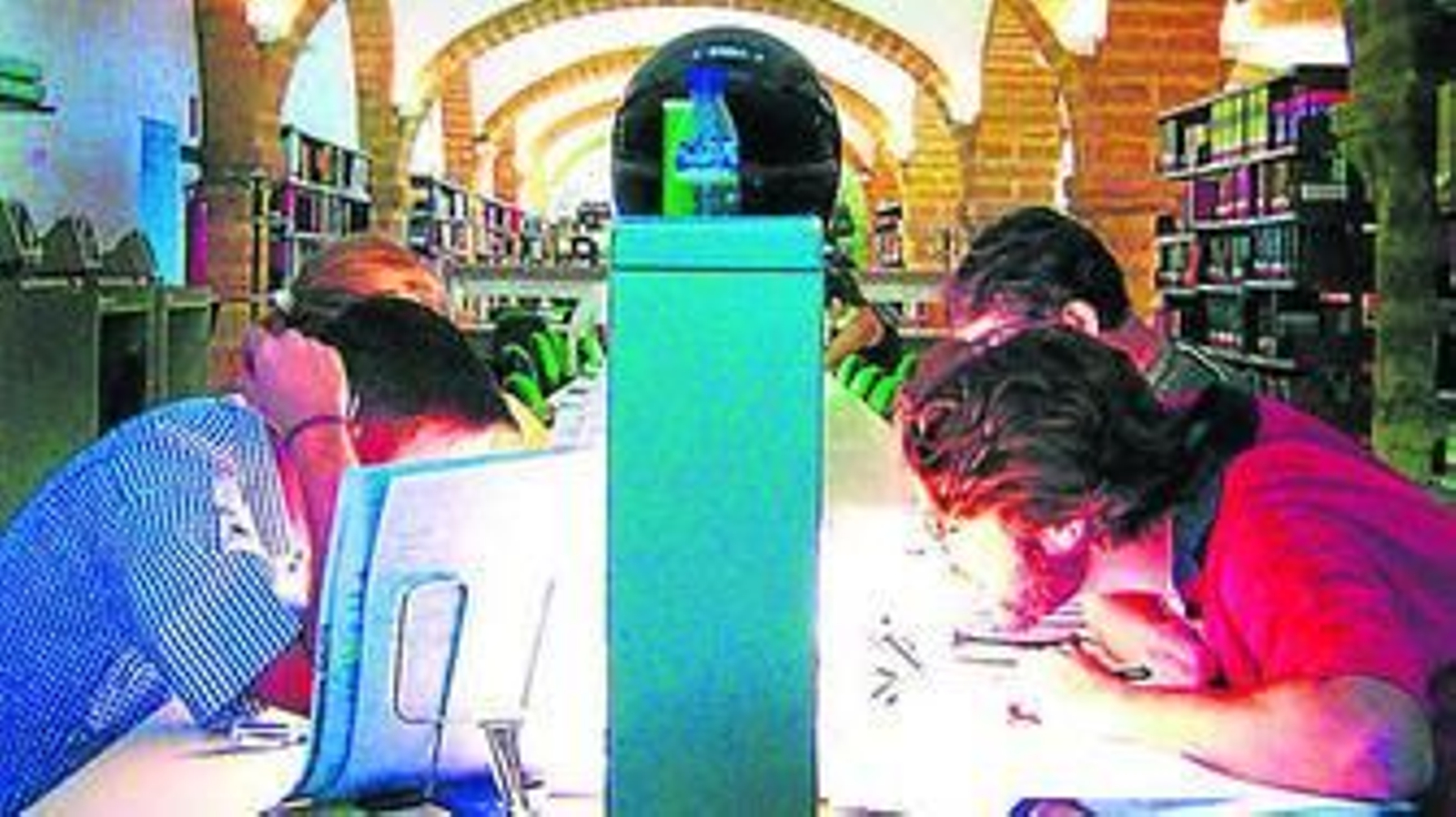 Universitarios estudiando en la biblioteca de la facultad de Filosofía.